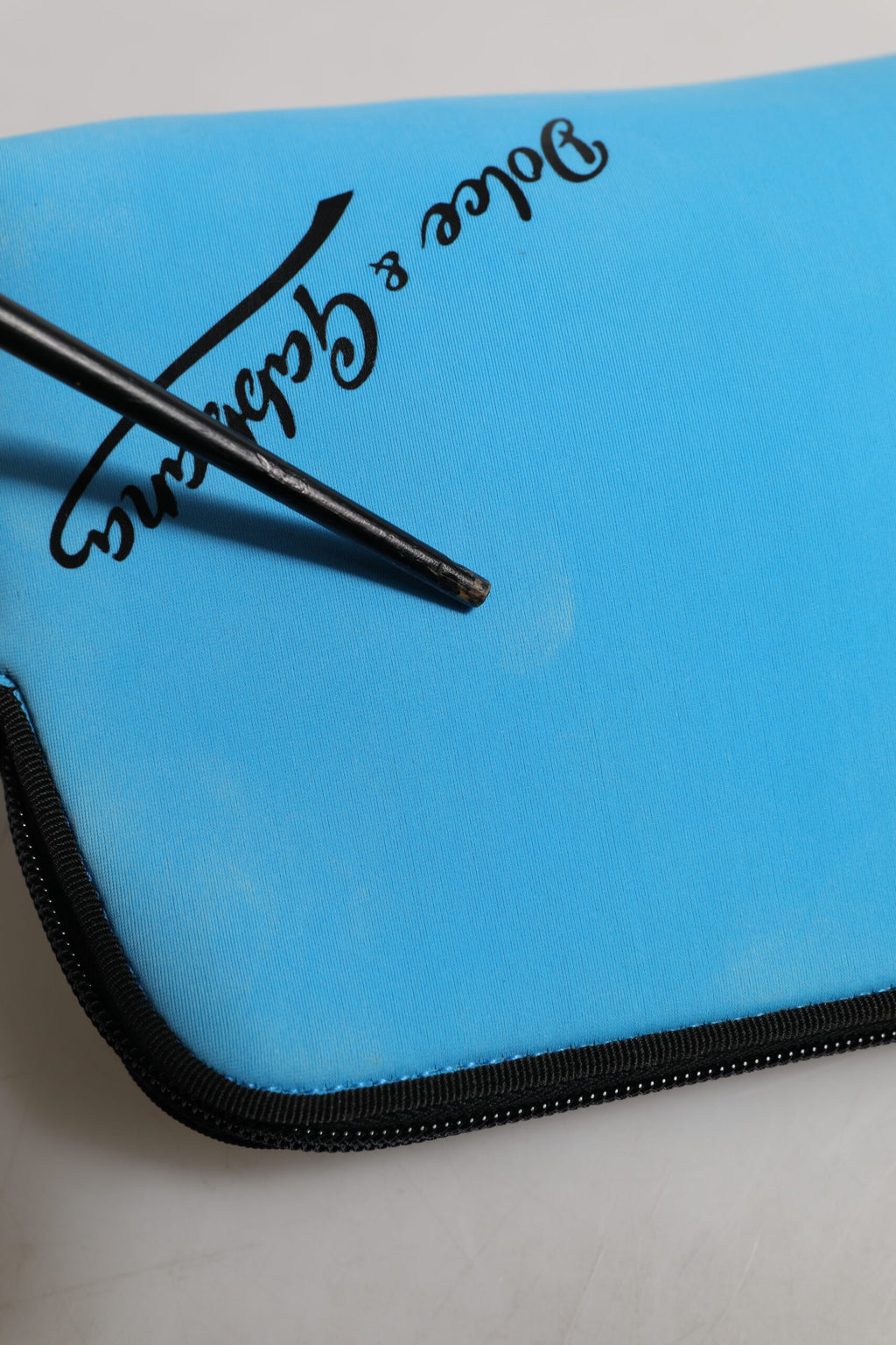 Pochette en nylon bleu Dolce & Gabbana avec logo DG imprimé et fermeture éclair, élégante et pratique.