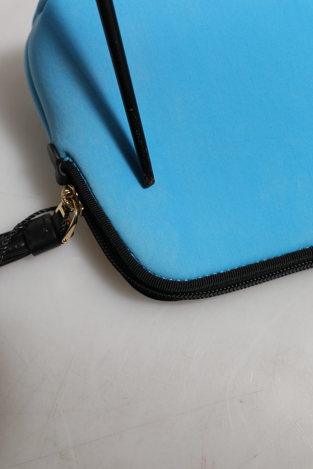Pochette en nylon bleu Dolce & Gabbana avec logo DG, fermeture éclair et design élégant.