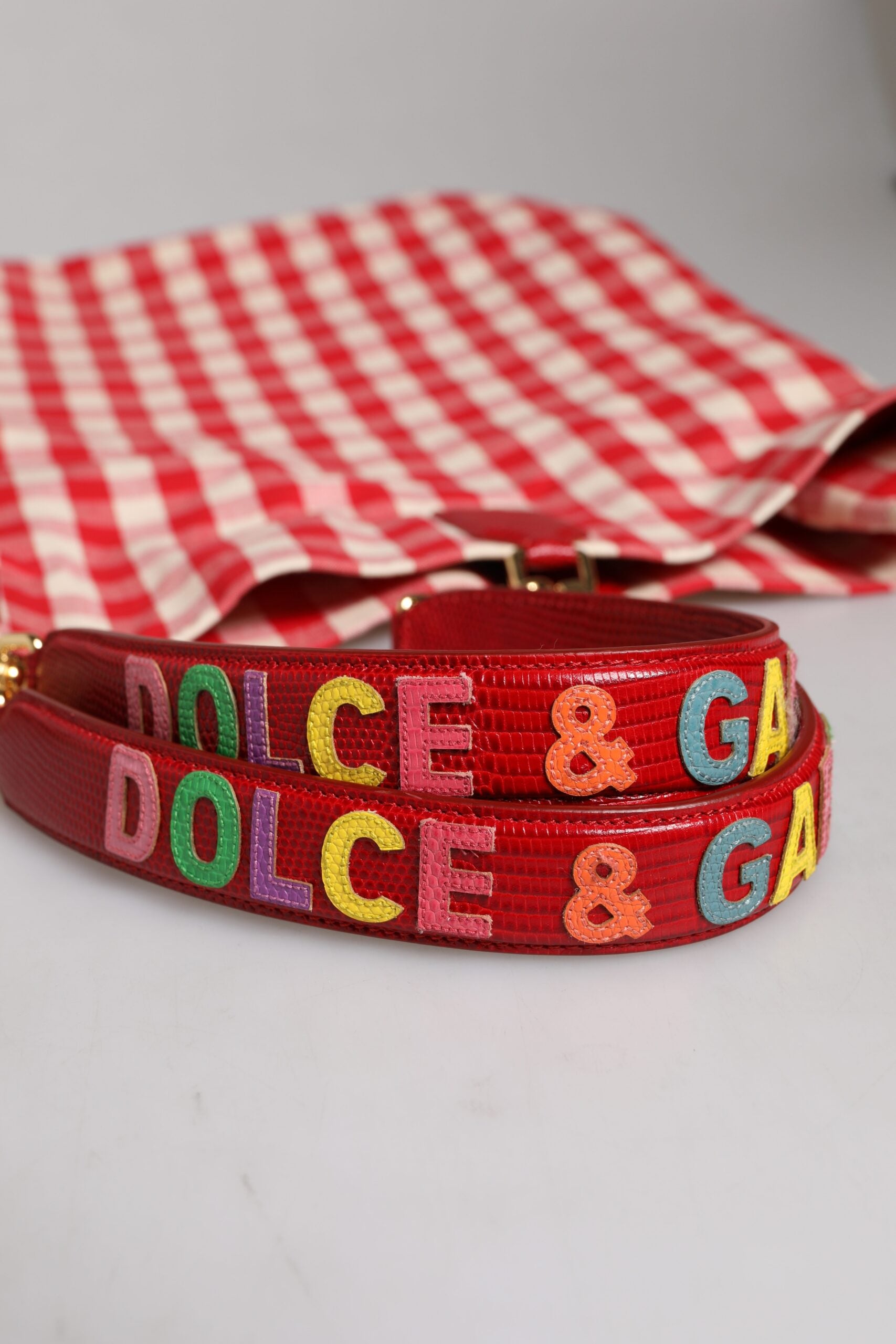 Sac tote Dolce & Gabbana rouge avec détails en strass "I Love Pizza" et motifs pizza colorés.