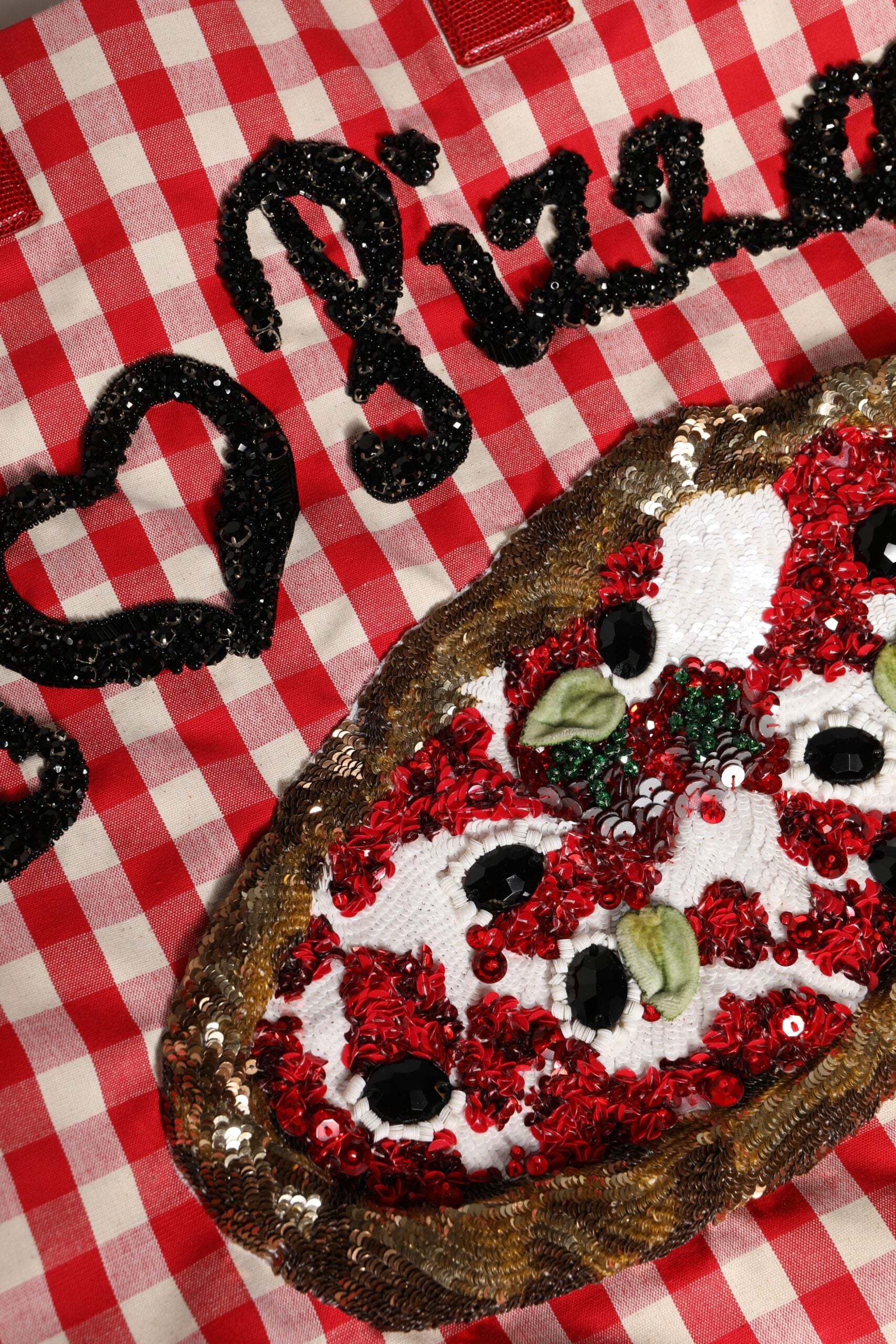 Sac cabas Dolce & Gabbana rouge "I Love Pizza" avec embellissements en strass, motif pizza amusant et élégant.