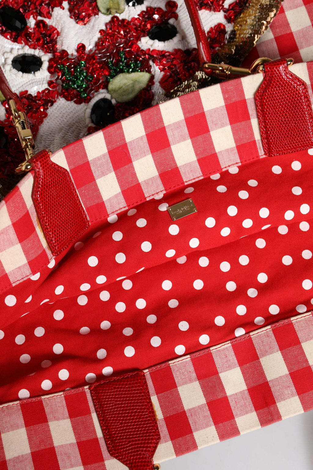 Sac cabas Dolce & Gabbana rouge "I Love Pizza" orné de strass, motif amusant, en tissu élégant.
