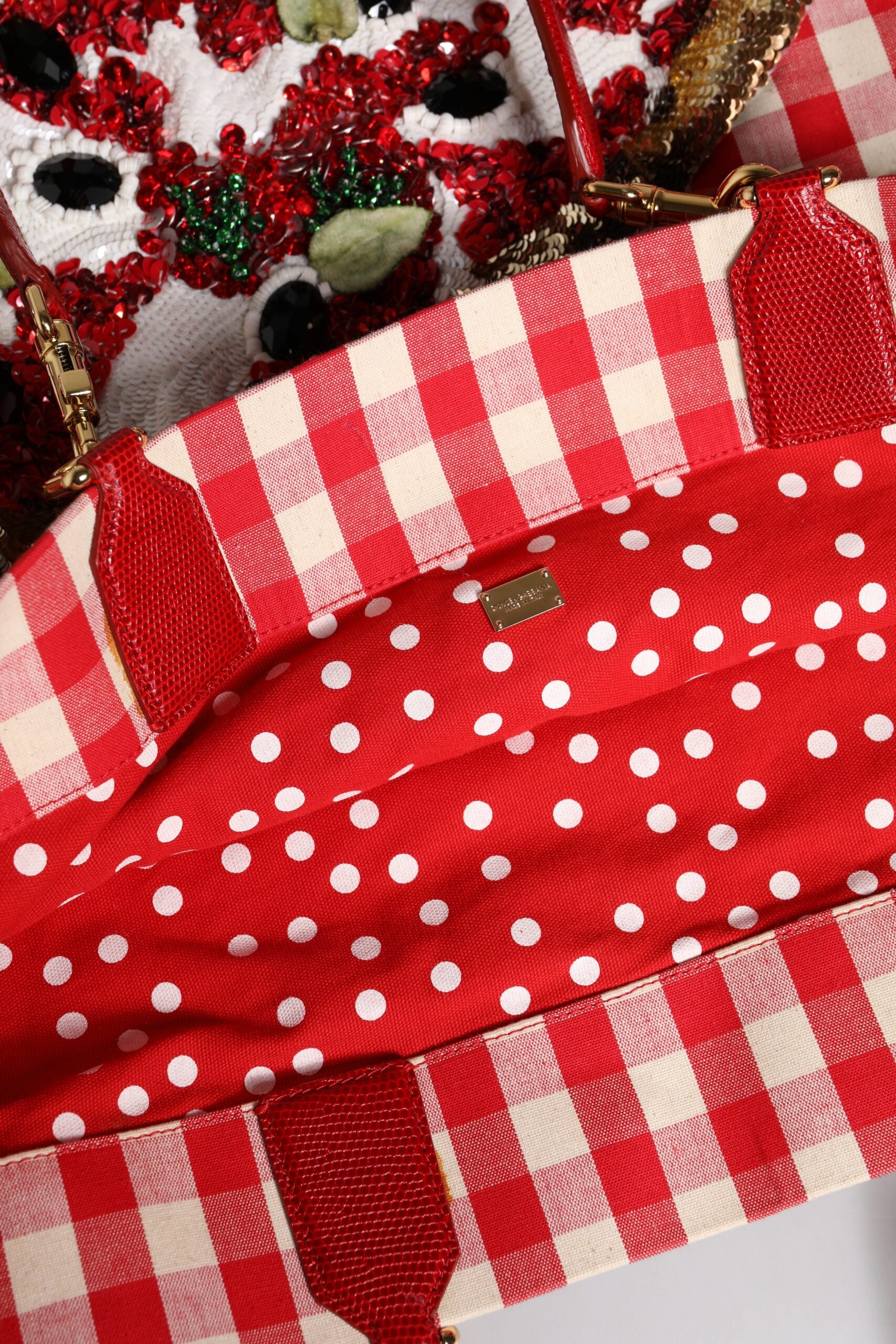 Sac cabas Dolce & Gabbana rouge "I Love Pizza" orné de strass, motif amusant, en tissu élégant.