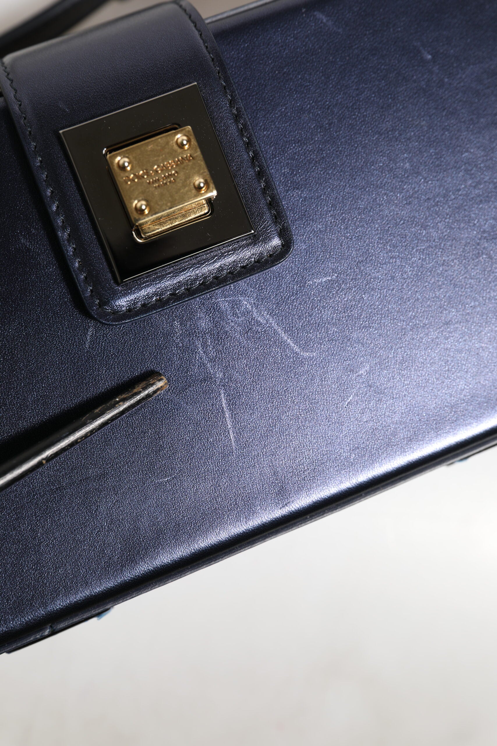 Sac à bandoulière Dolce & Gabbana Blue DG BOX en cuir d'agneau avec bandoulière, élégant et sophistiqué.