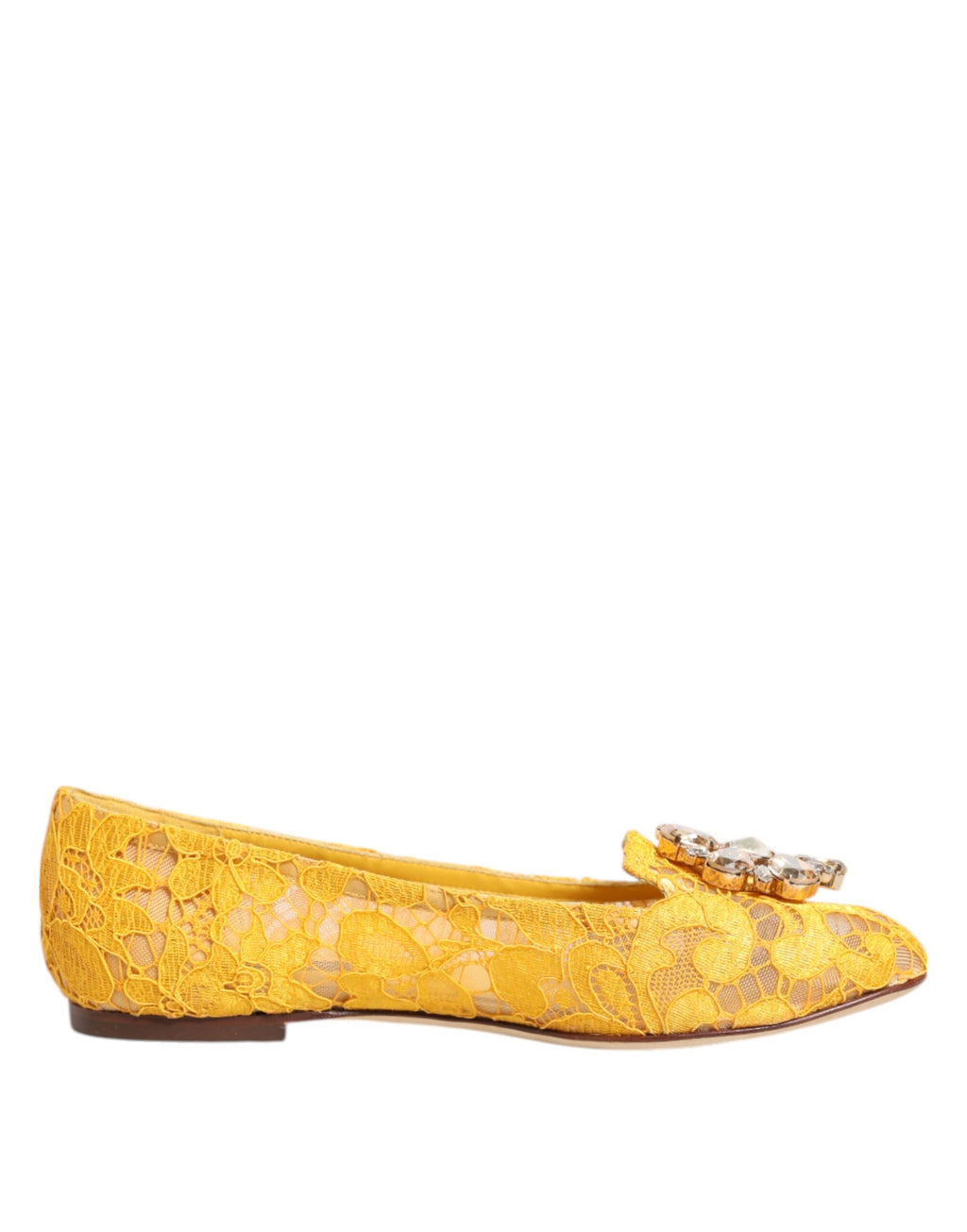 Chaussures plates Dolce & Gabbana Taormina jaunes en dentelle et cristaux, élégantes et ornées de détails brillants.