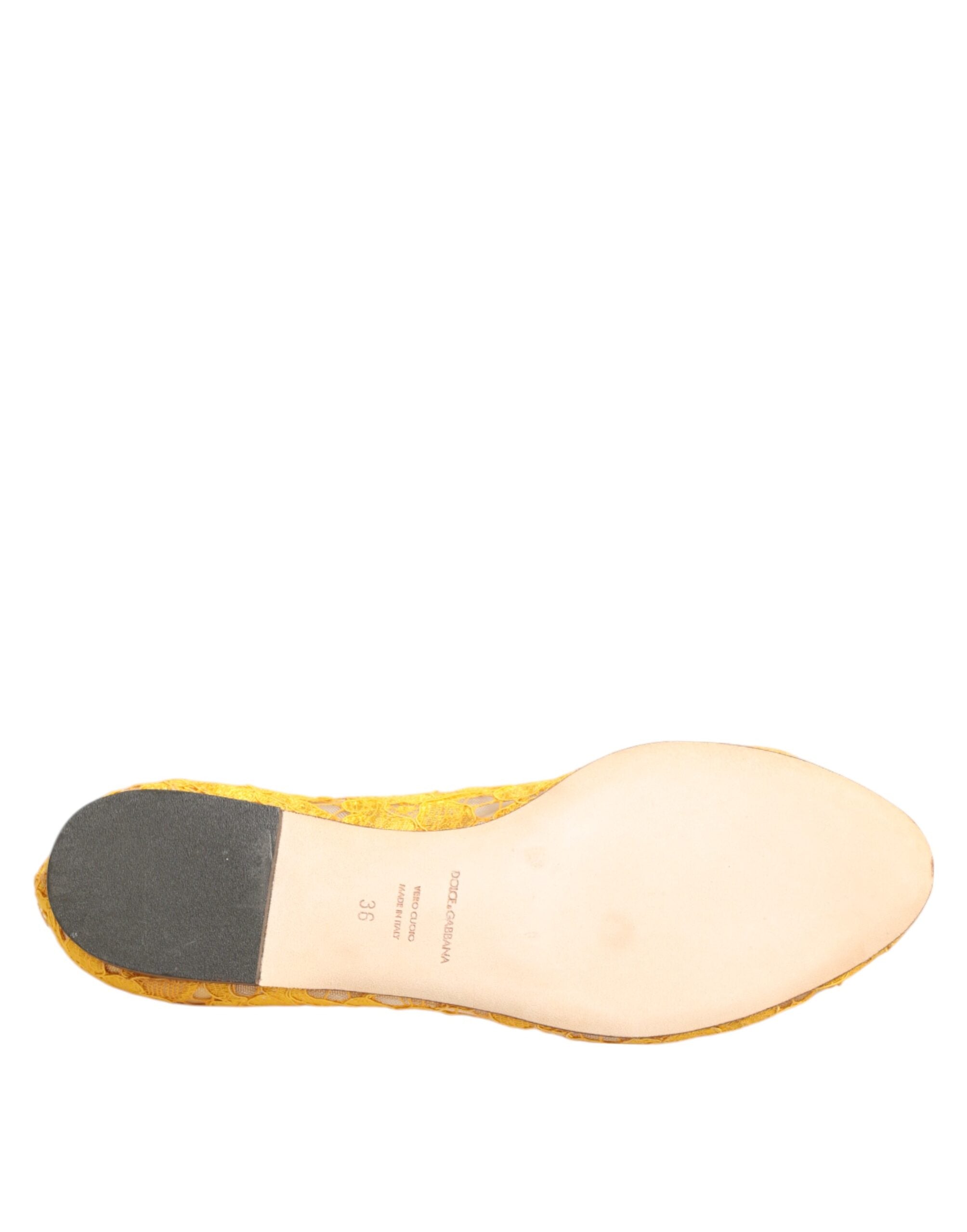 Chaussures plates Dolce & Gabbana Taormina en dentelle jaune avec cristaux, élégantes et féminines.