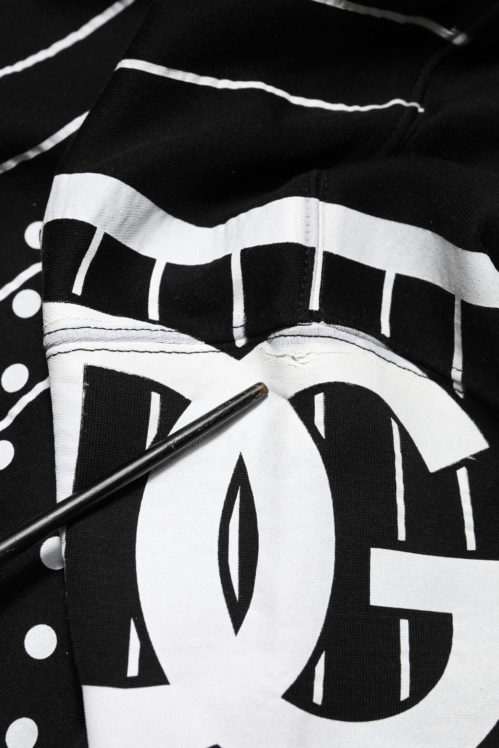 Sweat-shirt à capuche noir à rayures pour homme de Dolce & Gabbana, style décontracté avec motifs à rayures noires.