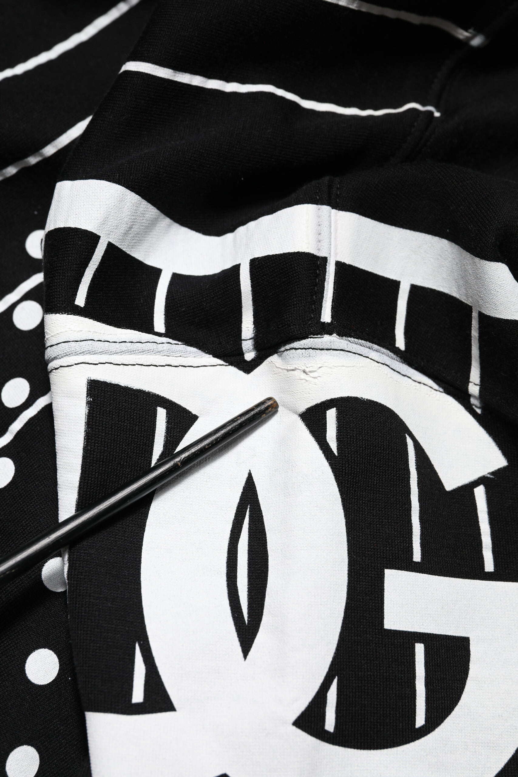 Sweat-shirt à capuche noir à rayures pour homme de Dolce & Gabbana, style décontracté avec motifs à rayures noires.