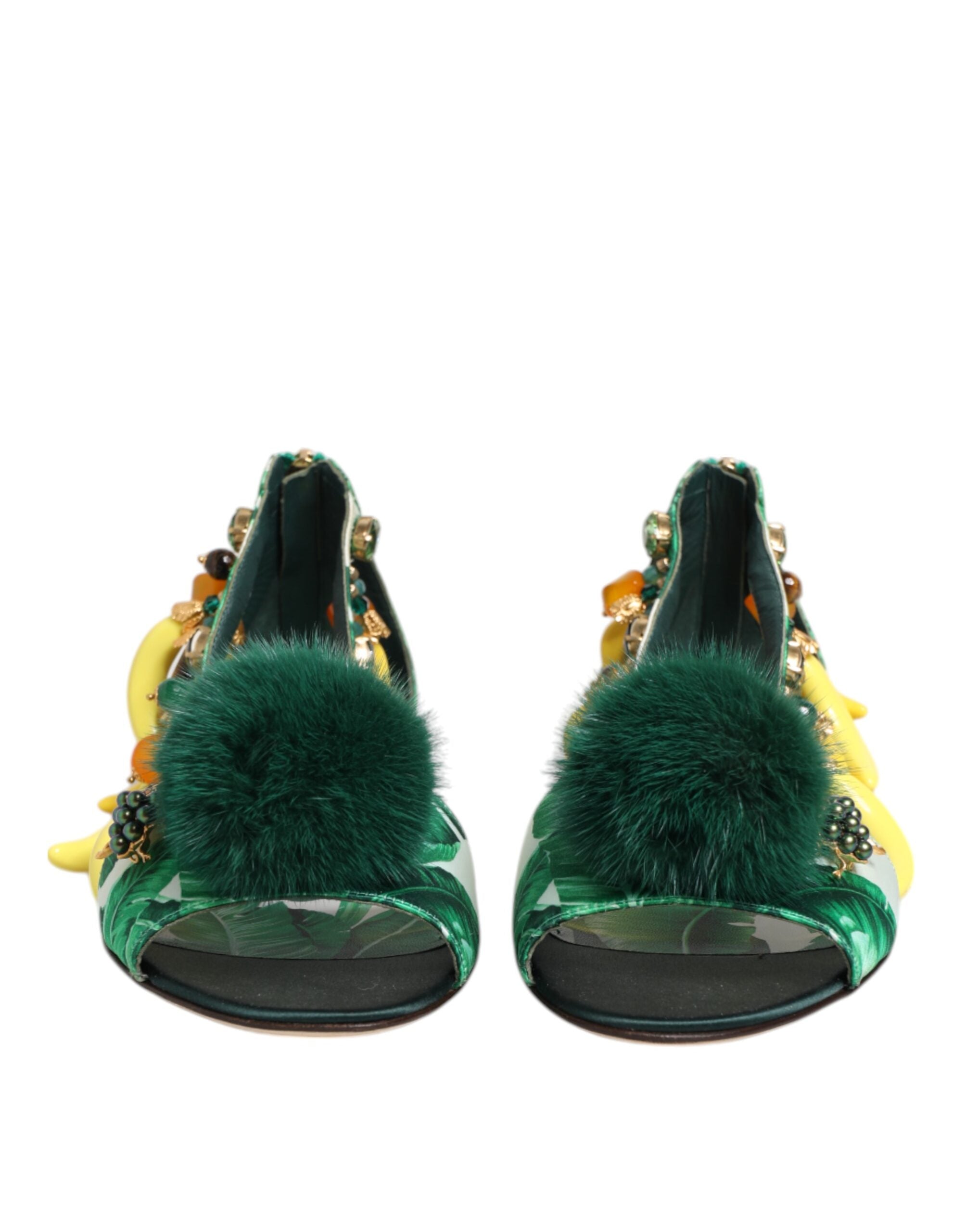 Sandales Dolce & Gabbana en satin vert avec fourrure de vison et motif feuille de bananier, chaussures élégantes et luxueuses.
