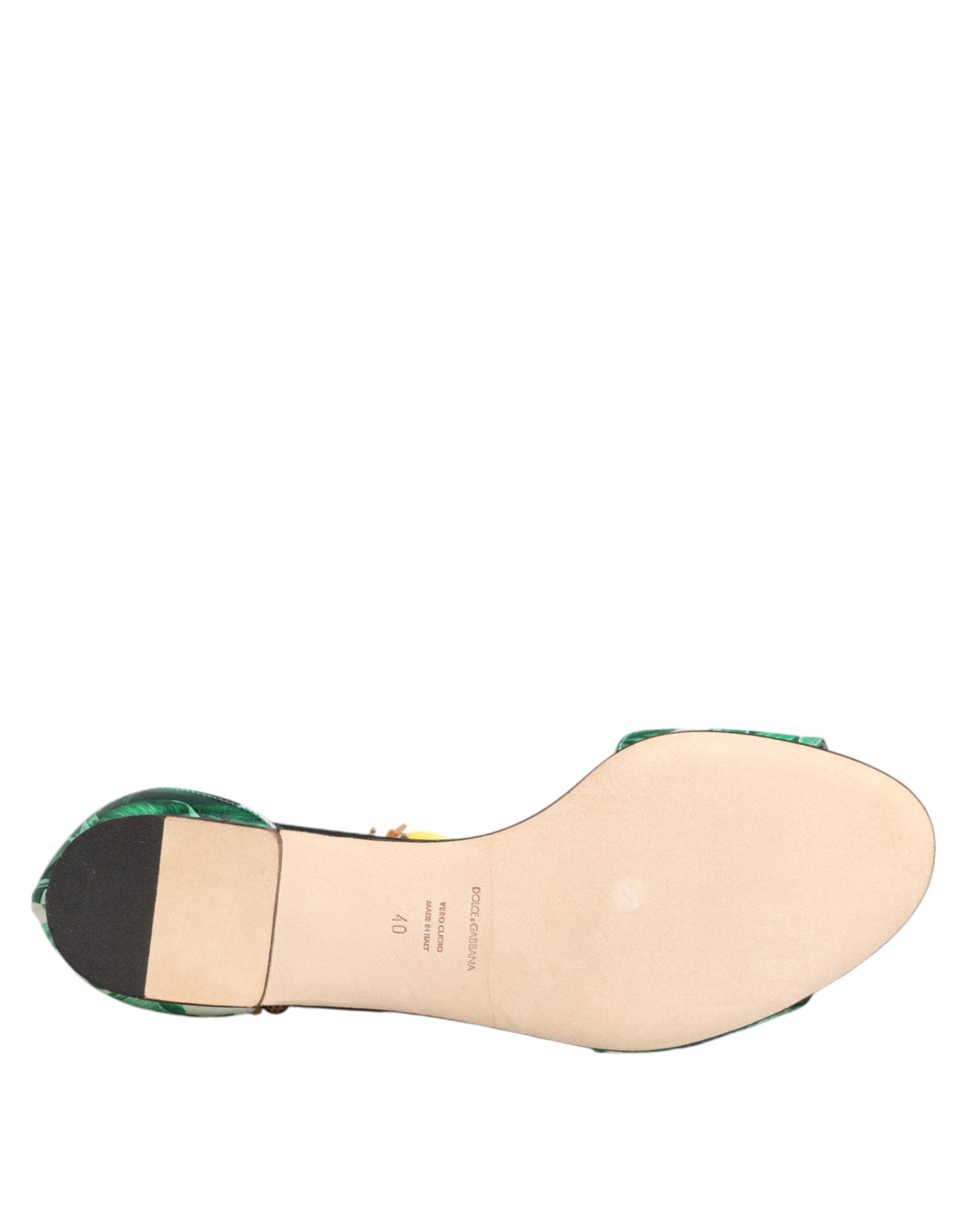 Sandales en satin vert en fourrure de vison Dolce & Gabbana avec motif de feuilles de bananier, chaussures élégantes et luxueuses.