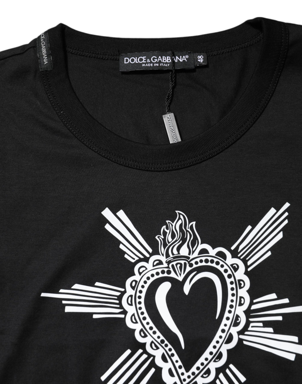 T-shirt Dolce & Gabbana en coton noir avec motif de cœur sacré, col rond, style décontracté et design élégant.
