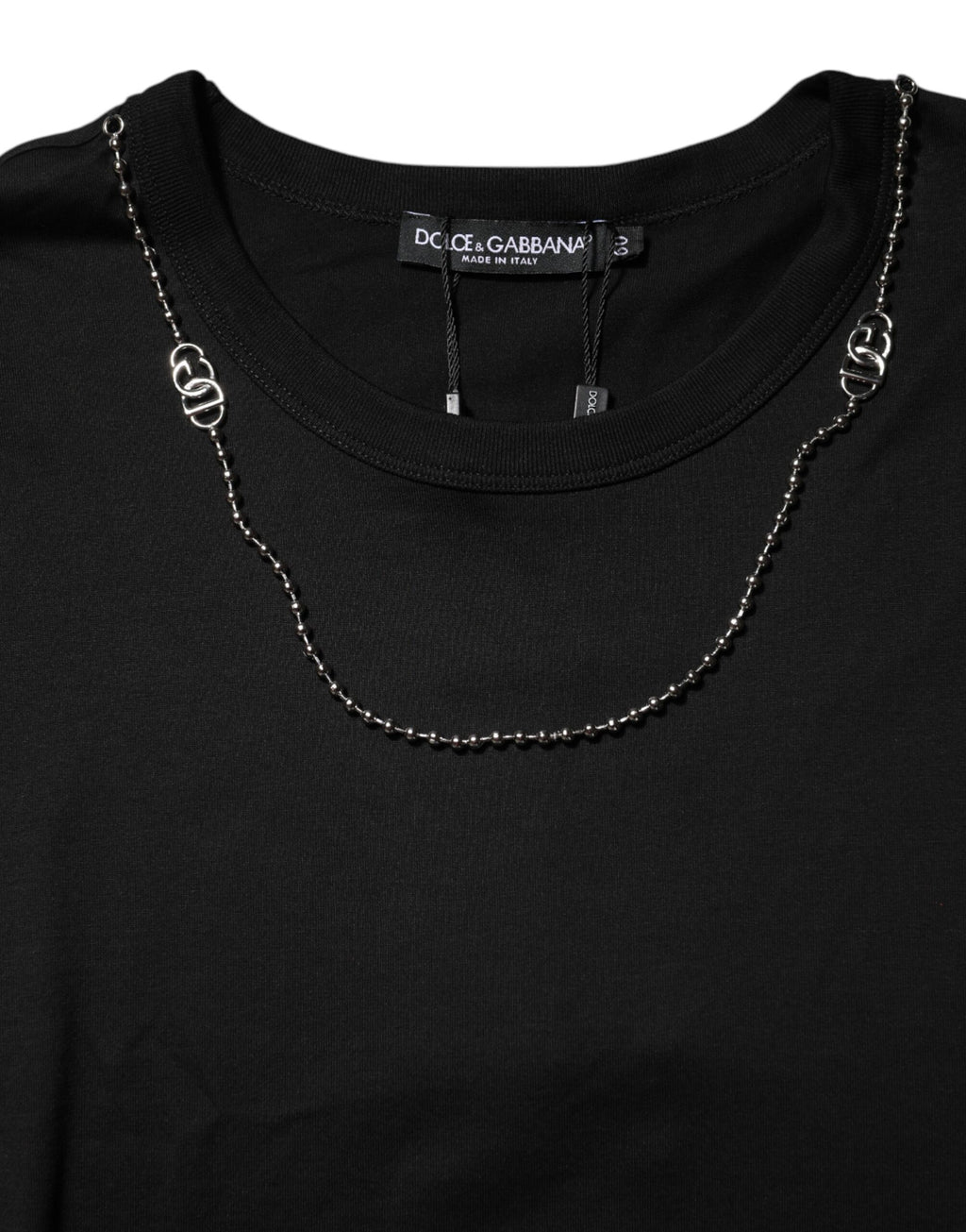 T-shirt en coton noir Dolce & Gabbana avec chaîne élégante, col rond et design moderne visible sur l'image.
