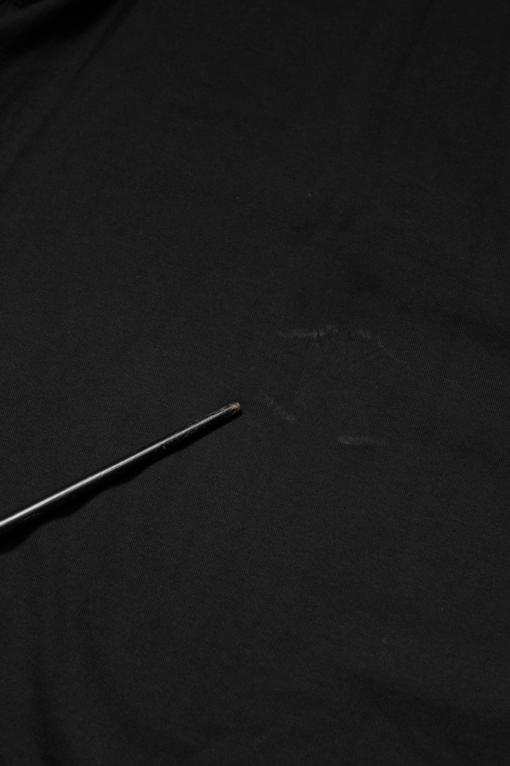 T-shirt en coton noir Dolce & Gabbana avec logo embossé, col rond, vue de face.