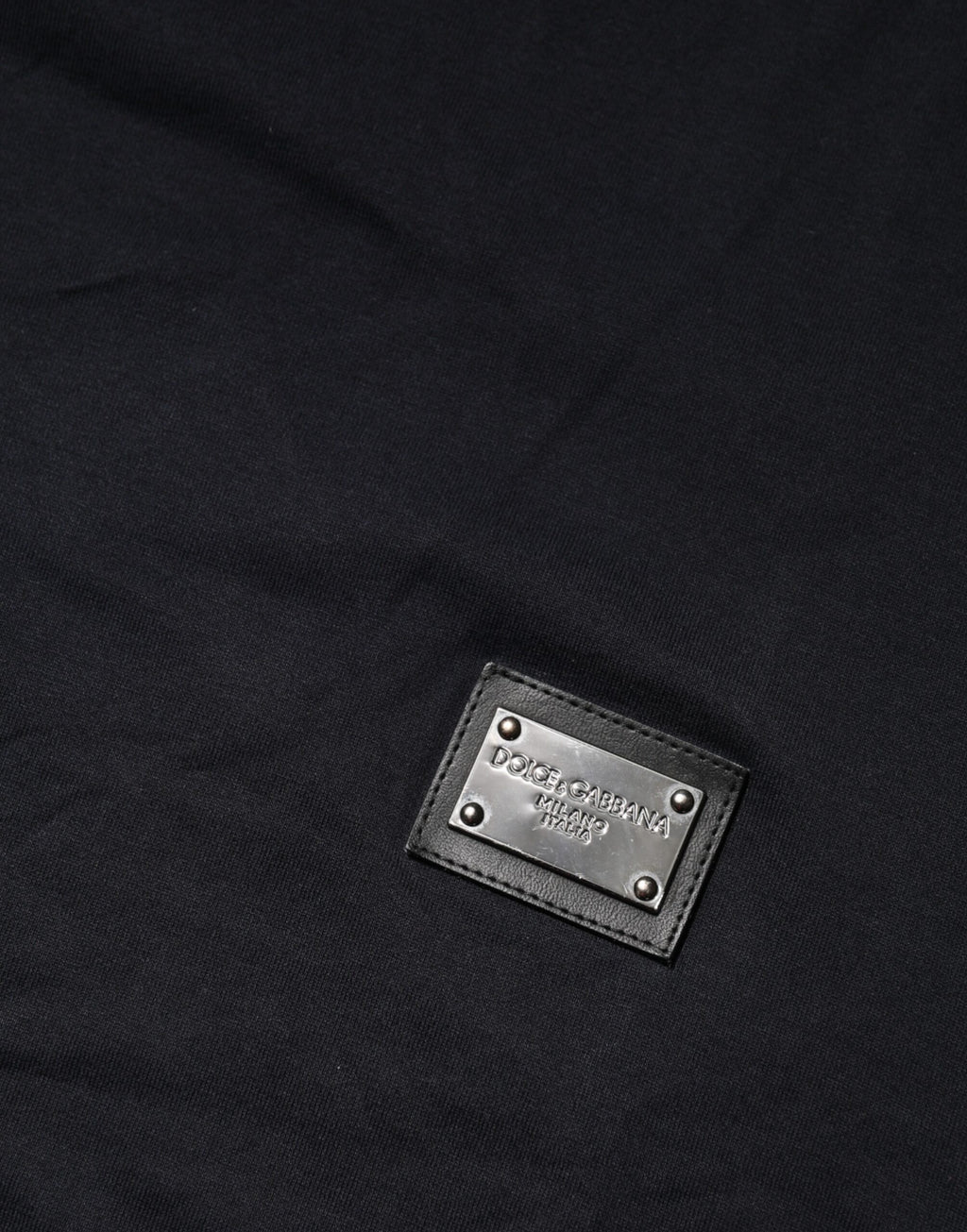 T-shirt en coton bleu foncé Dolce & Gabbana avec logo en plaque sur la poitrine, col rond et coupe classique.