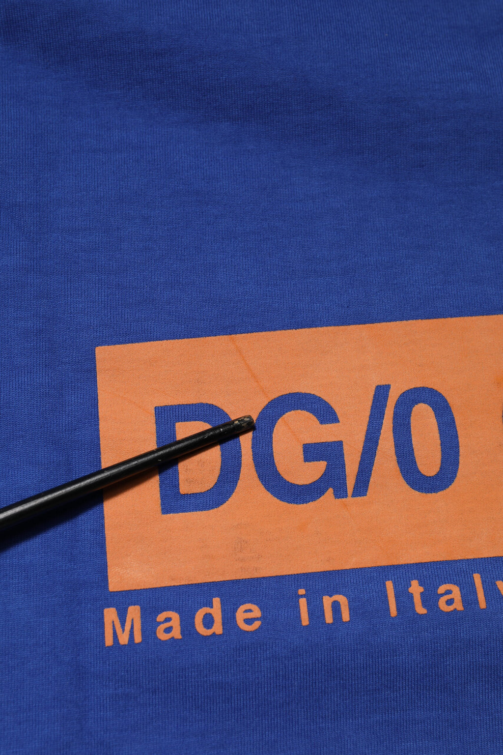 T-shirt en coton à col rond Dolce & Gabbana avec logo graphique bleu, design moderne et élégant, visible en image.