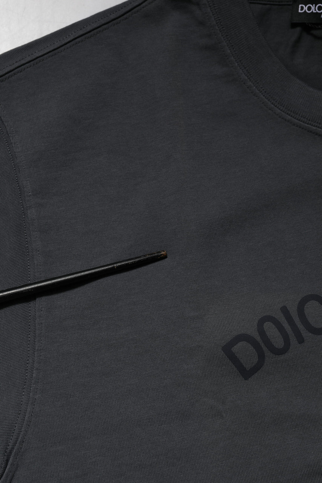 T-shirt en coton gris de Dolce & Gabbana avec logo graphique sur le devant, col rond, style décontracté.