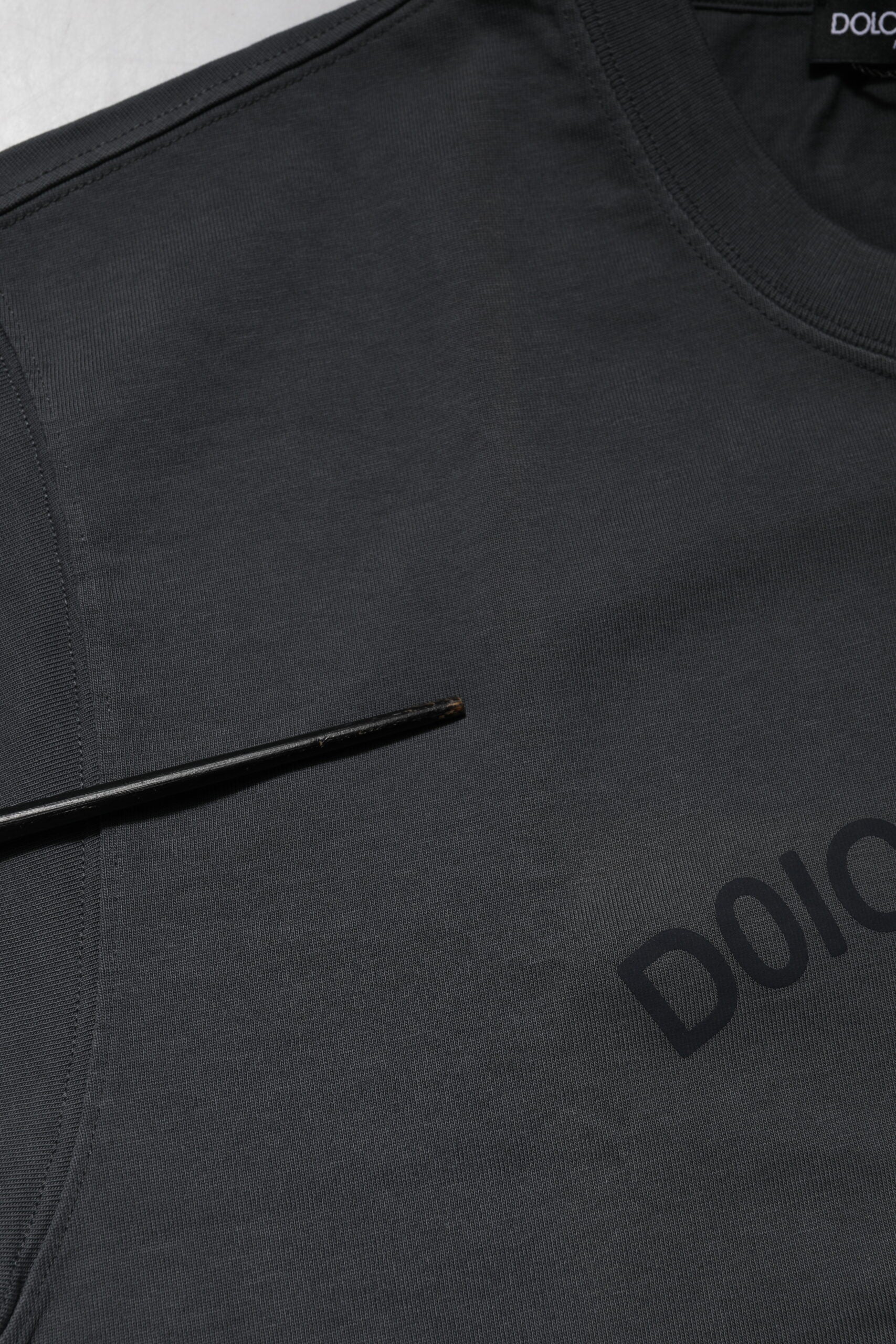 T-shirt en coton gris de Dolce & Gabbana avec logo graphique sur le devant, col rond, style décontracté.