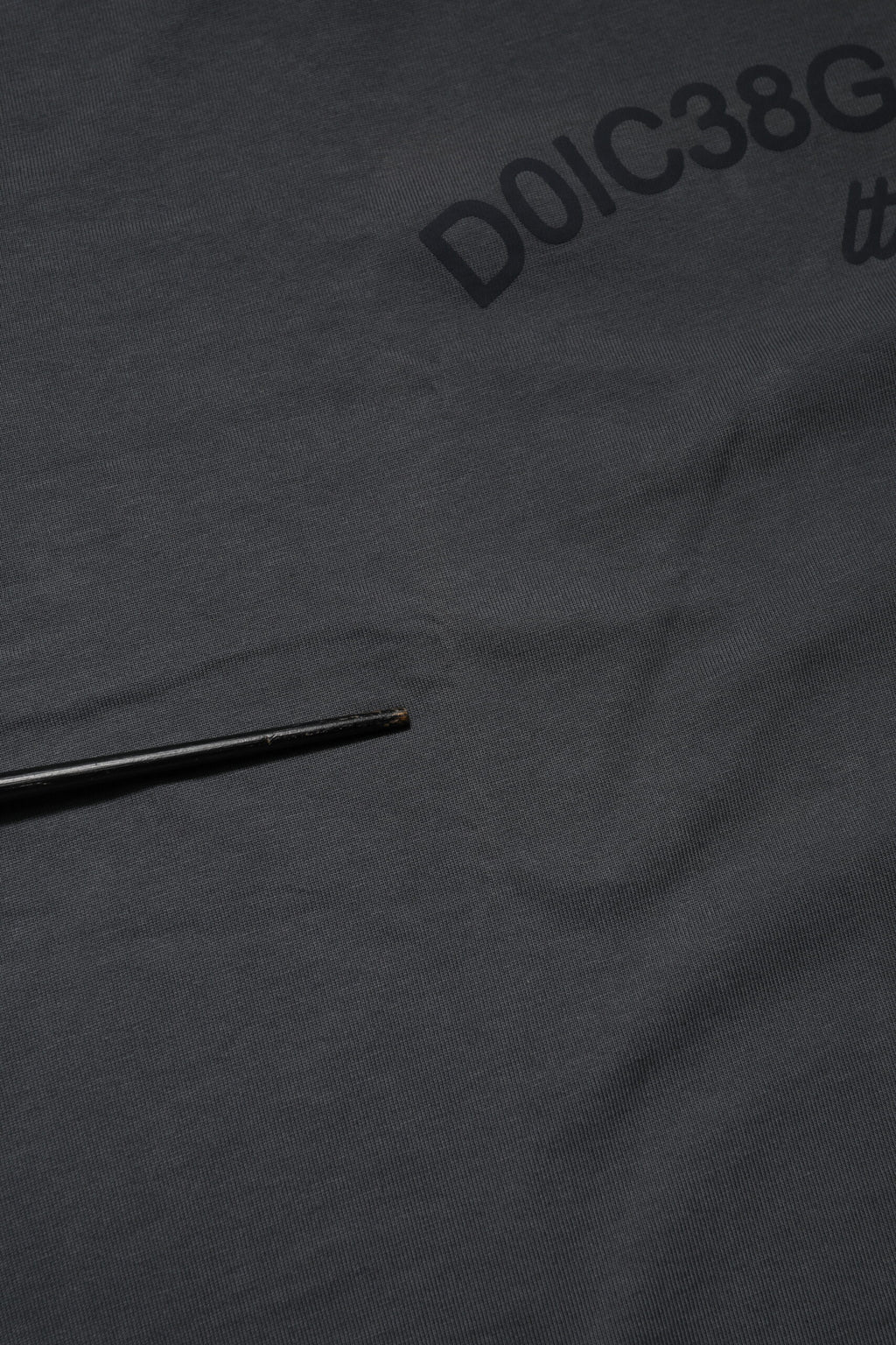 T-shirt en coton gris avec logo graphique Dolce & Gabbana à col rond, style décontracté et chic.