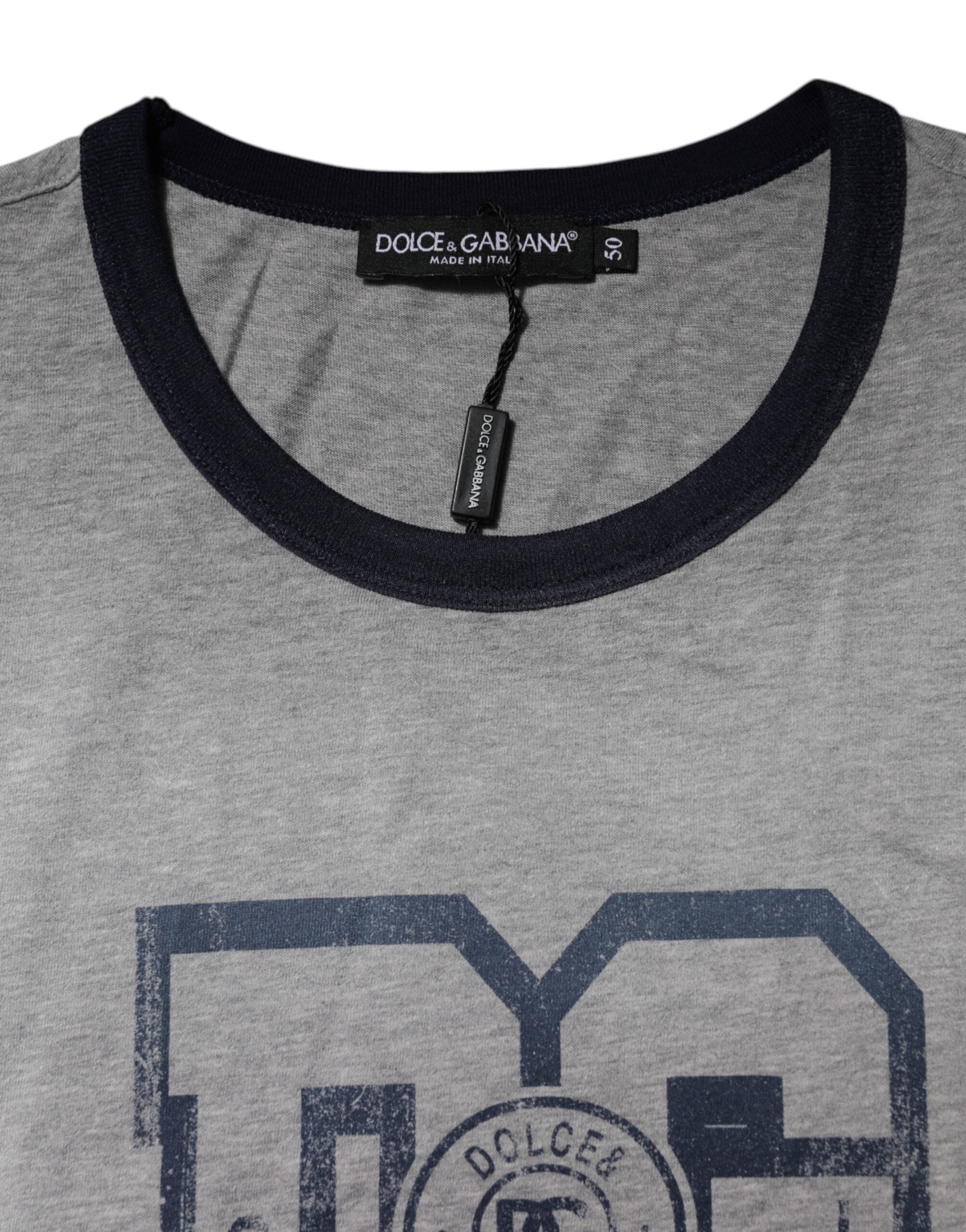 T-shirt en coton gris Dolce & Gabbana, à col rond avec imprimé graphique DG, vue de face.