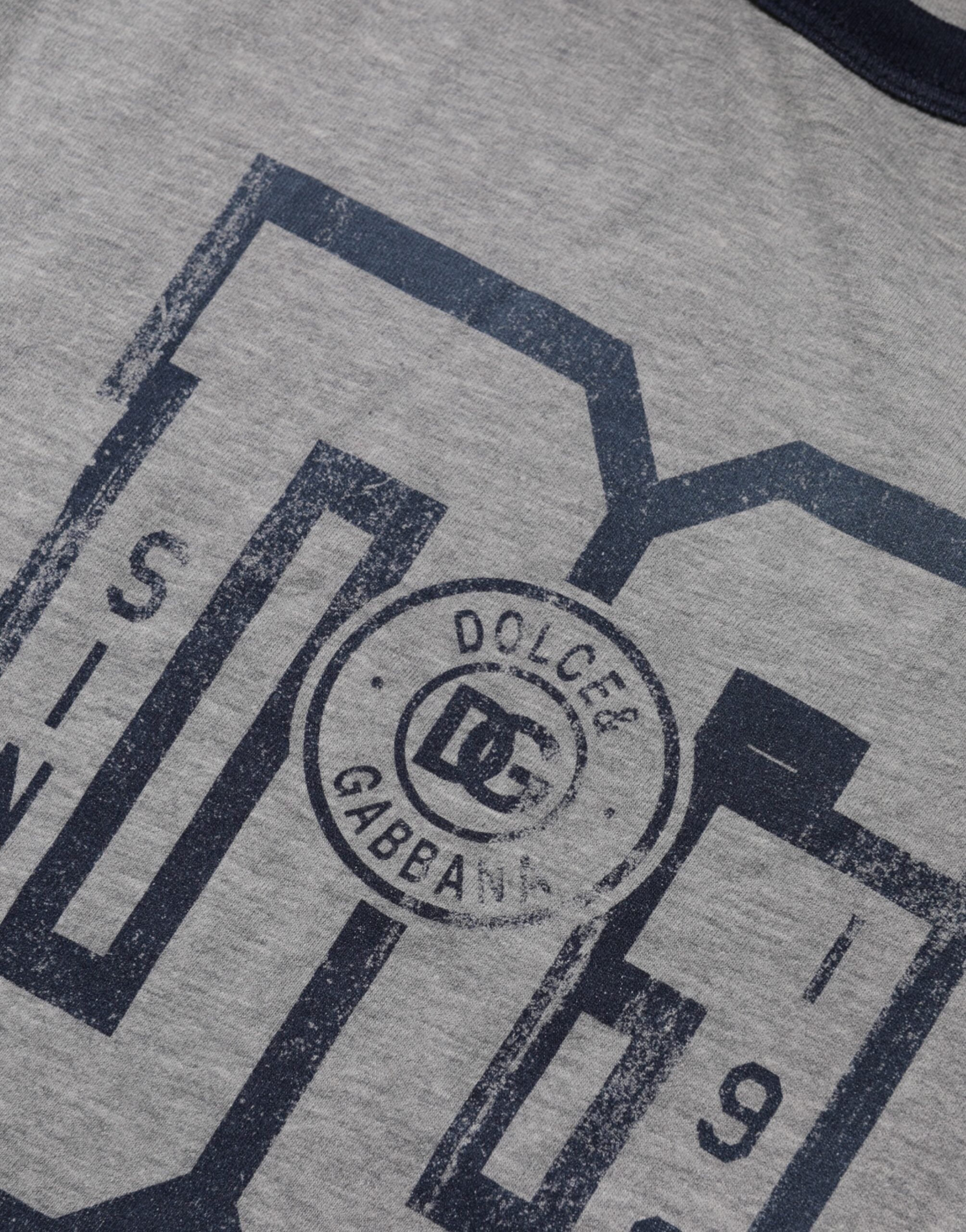 T-shirt en coton gris avec imprimé graphique Dolce & Gabbana, col rond, style décontracté et moderne.