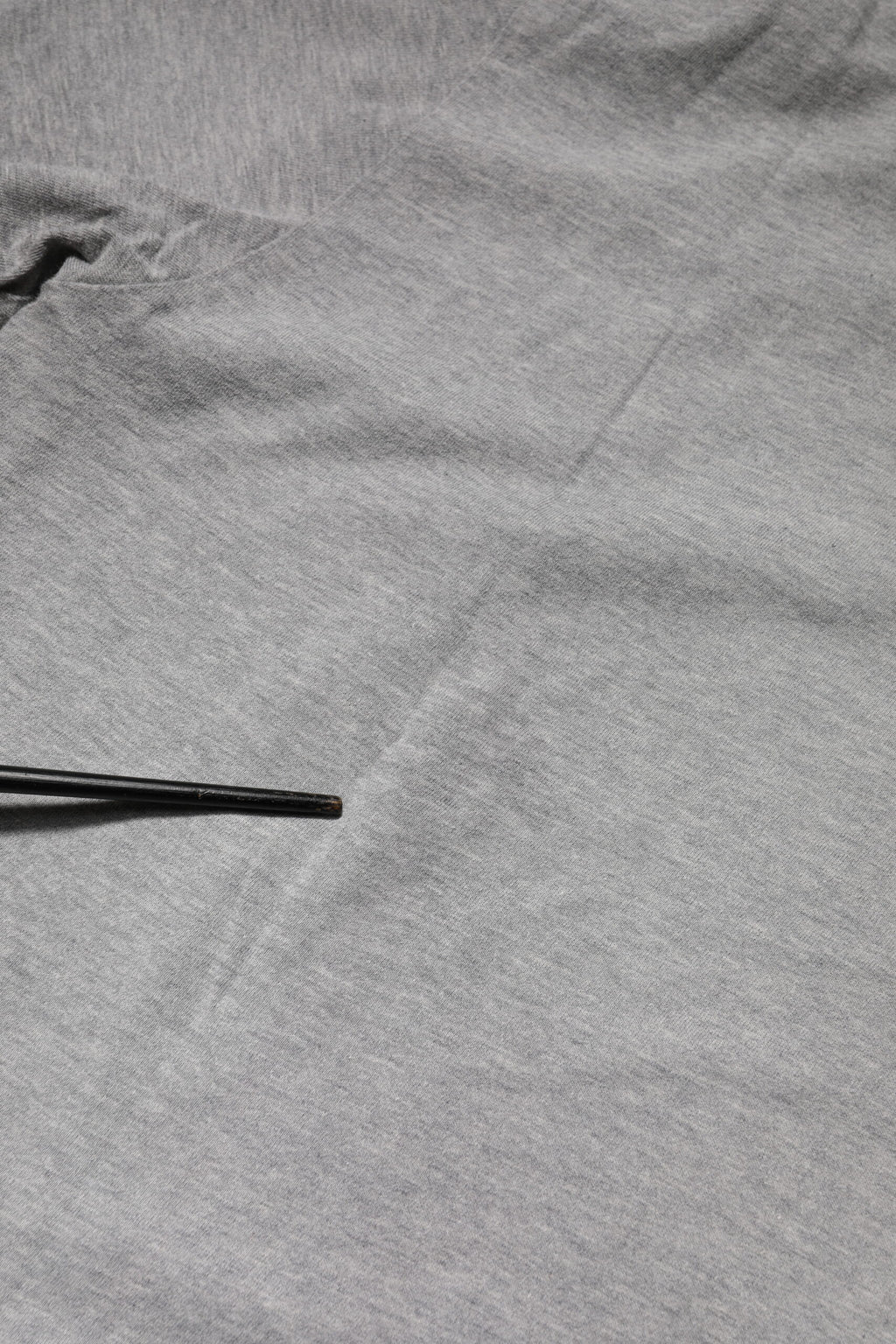 T-shirt en coton gris avec imprimé graphique Dolce & Gabbana, col ras du cou, style décontracté.