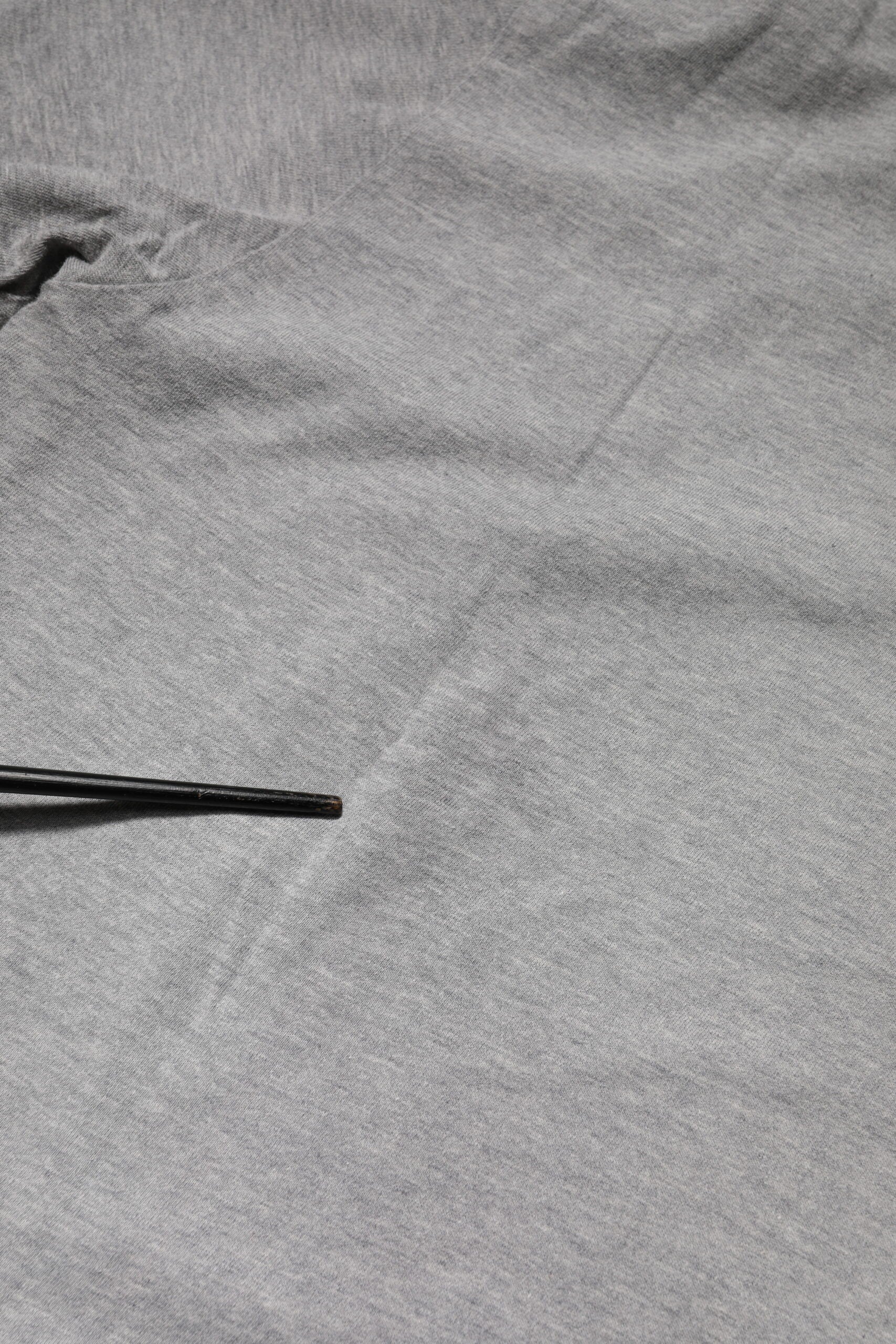 T-shirt en coton gris avec imprimé graphique Dolce & Gabbana, col ras du cou, style décontracté.