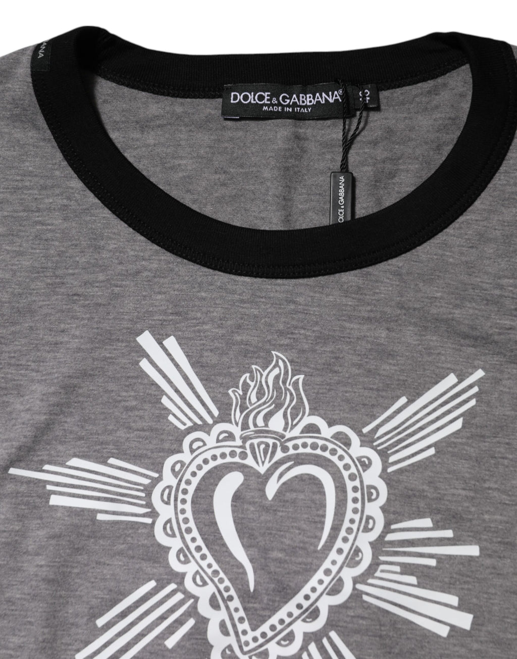 T-shirt homme Dolce & Gabbana gris en coton avec cœur sacré imprimé, col rond, style casual et élégant.
