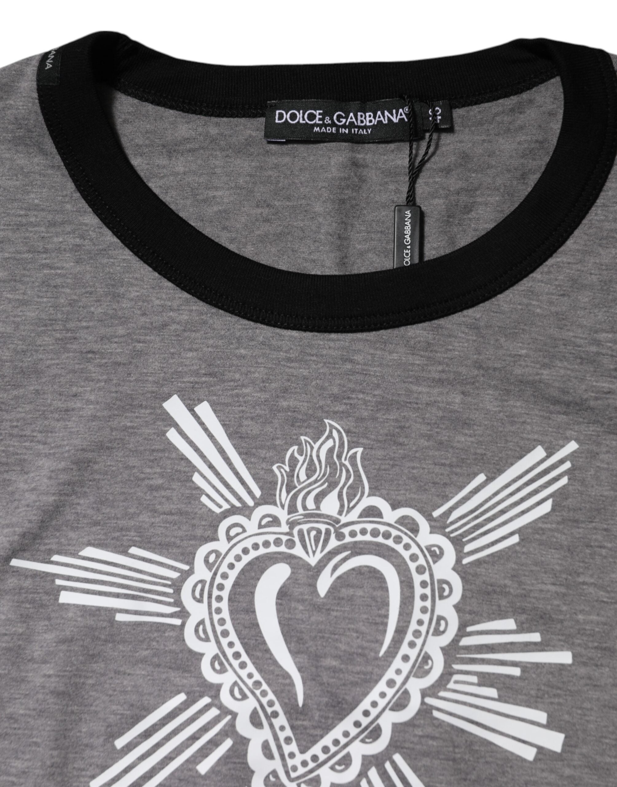 T-shirt homme Dolce & Gabbana gris en coton avec cœur sacré imprimé, col rond, style casual et élégant.