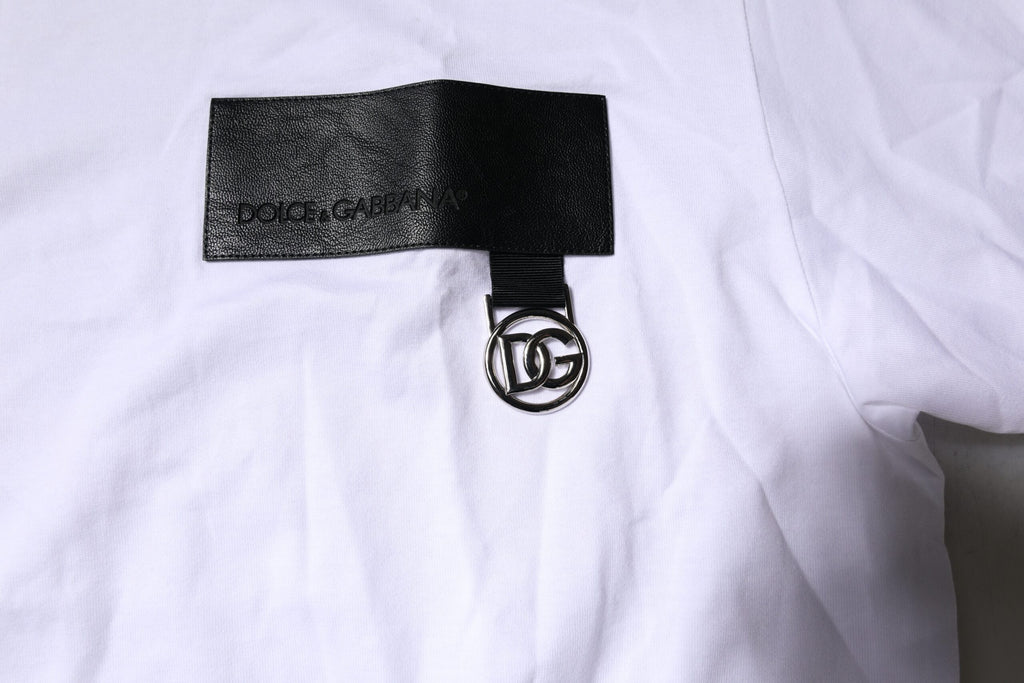 T-shirt blanc Dolce & Gabbana avec logo, col rond, manches courtes et design élégant, porté sur mannequin.