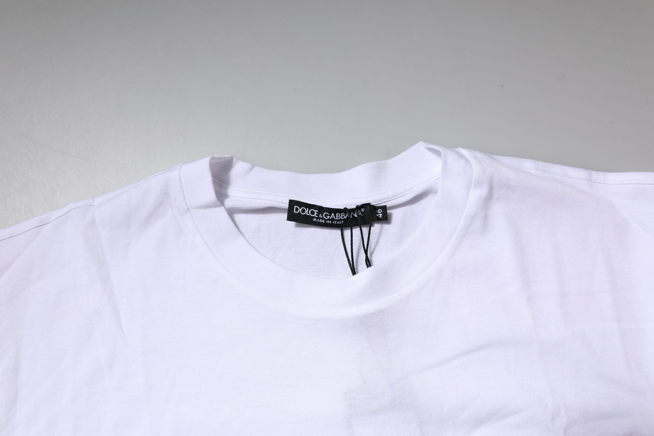 T-shirt blanc Dolce & Gabbana à logo, col rond, manches courtes, style décontracté et moderne.
