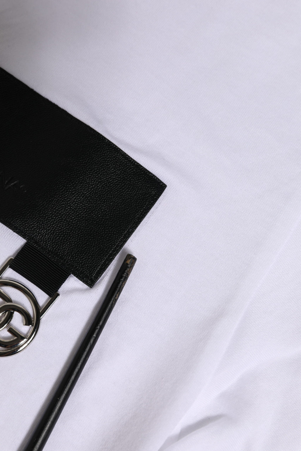 T-shirt blanc à logo Dolce & Gabbana à manches courtes et col rond, design élégant et moderne.