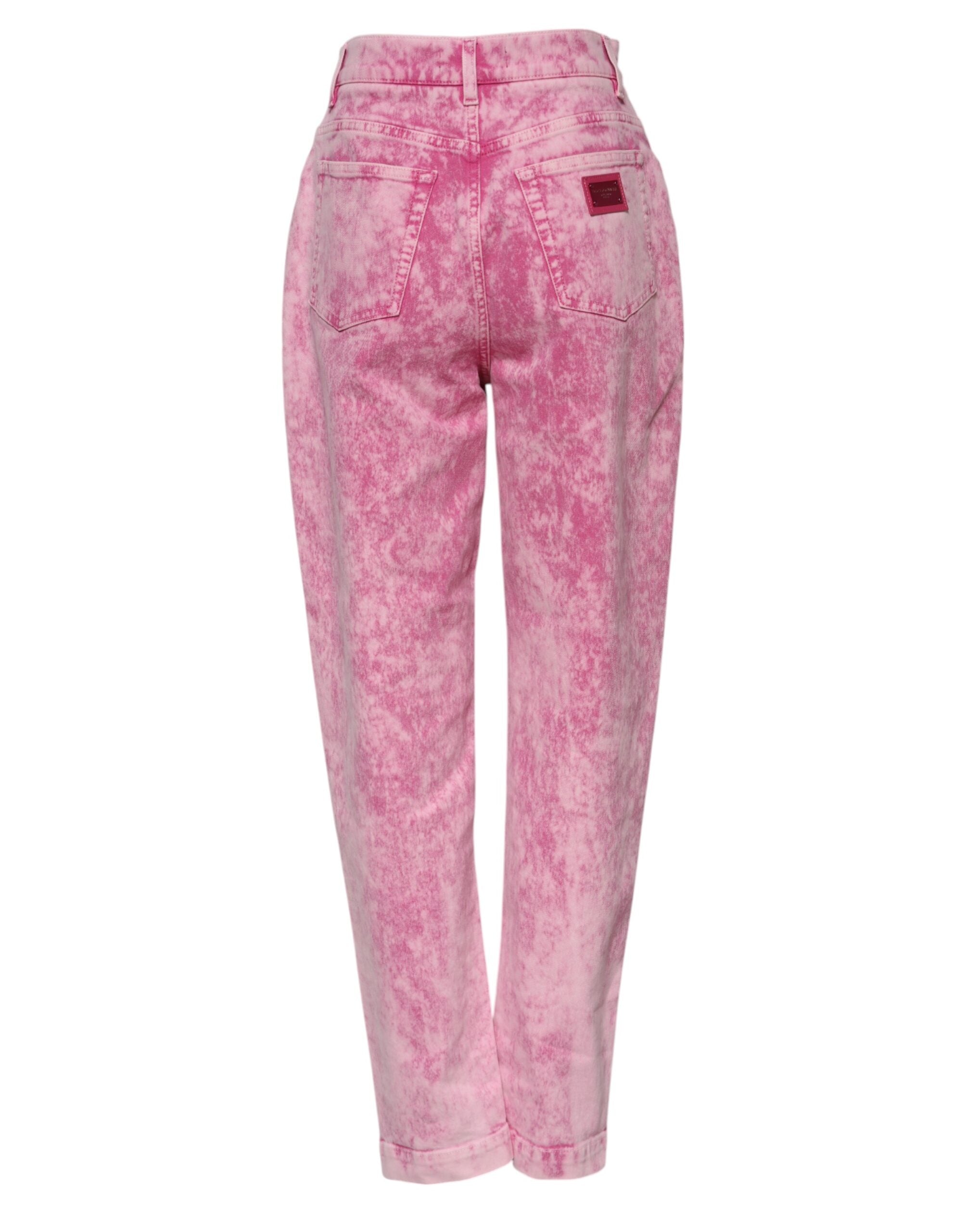 Jeans en denim rose tie-dye Dolce & Gabbana taille haute et ajustée, coupe tapered, visible en gros plan.