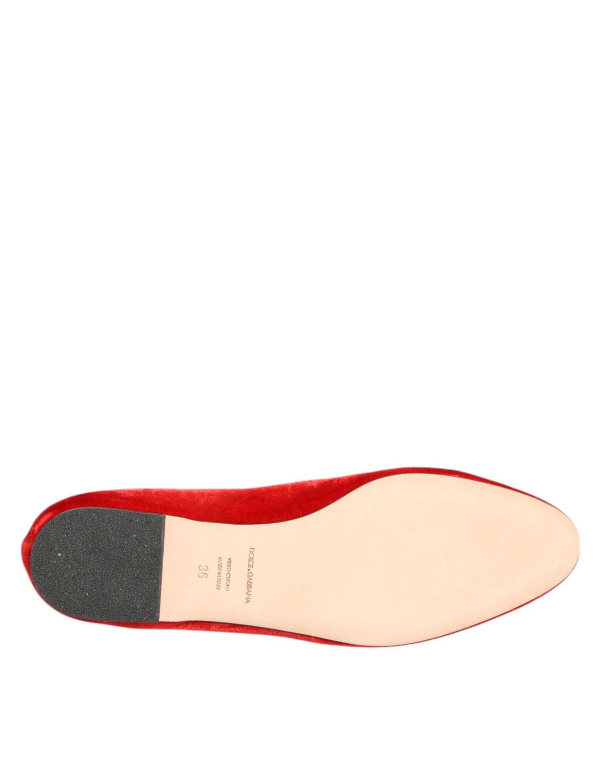 Chaussures plates Dolce & Gabbana en velours rouge avec cœur DG, mocassins élégants et confortables pour femmes.