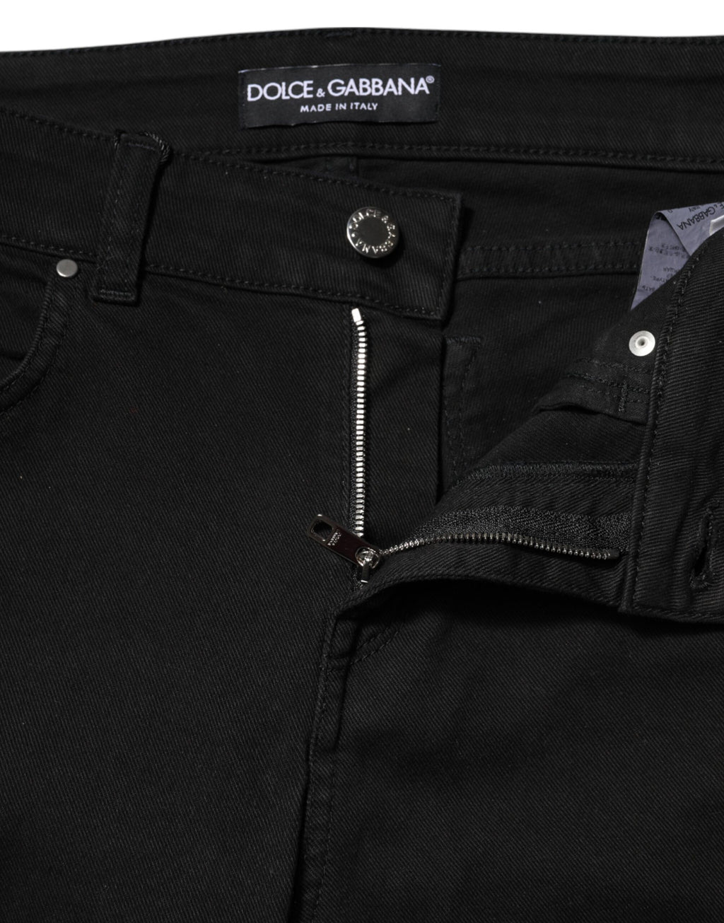 Jeans skinny en coton noir de Dolce & Gabbana, coupe taille moyenne, style denim ajusté, visible en gros plan.