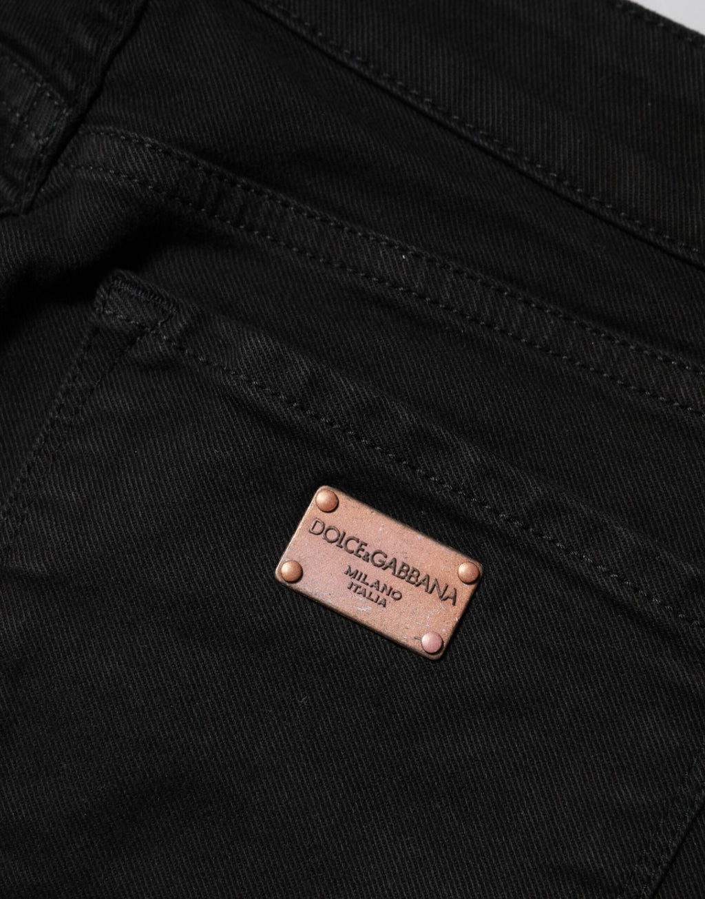 Jeans skinny en coton noir Dolce & Gabbana à taille mi-haute, design ajusté et moderne, visibles en détail dans l'image.