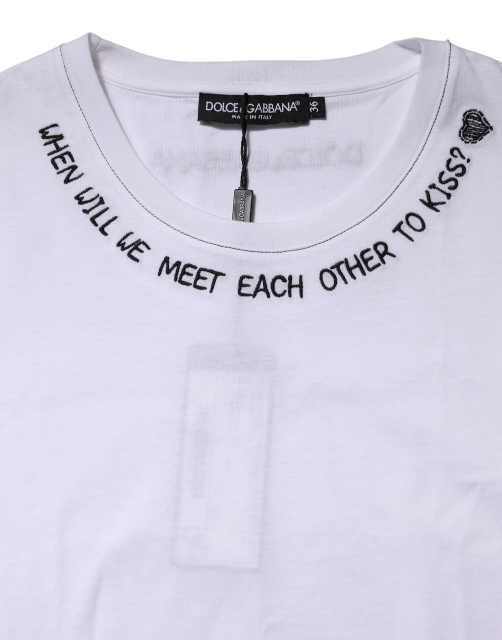 T-shirt sans manches blanc en coton Dolce & Gabbana avec imprimé floral, casual et élégant, visible sur le modèle.