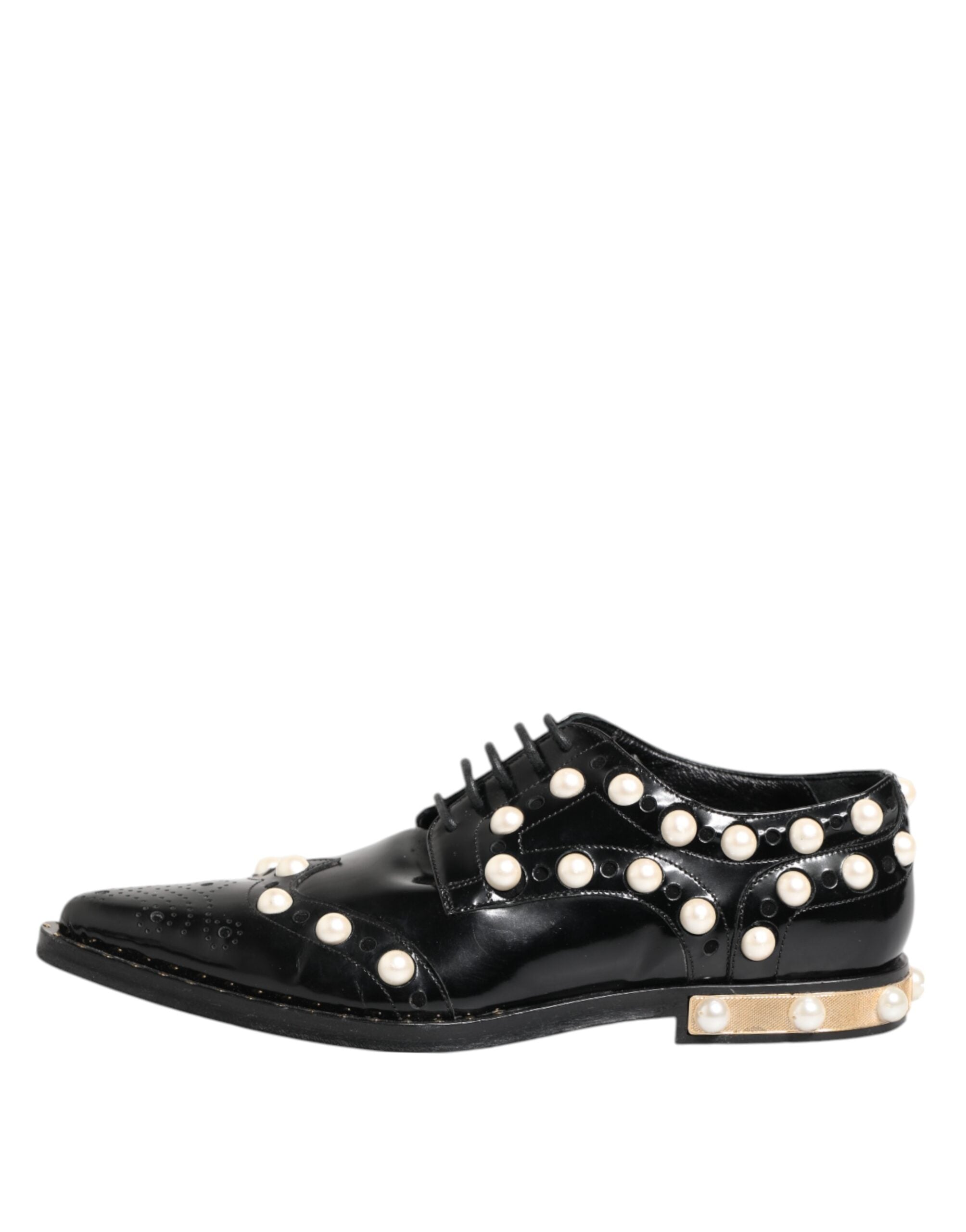 Chaussures Dolce & Gabbana en cuir noir avec perles synthétiques, style broque élégant et sophistiqué.