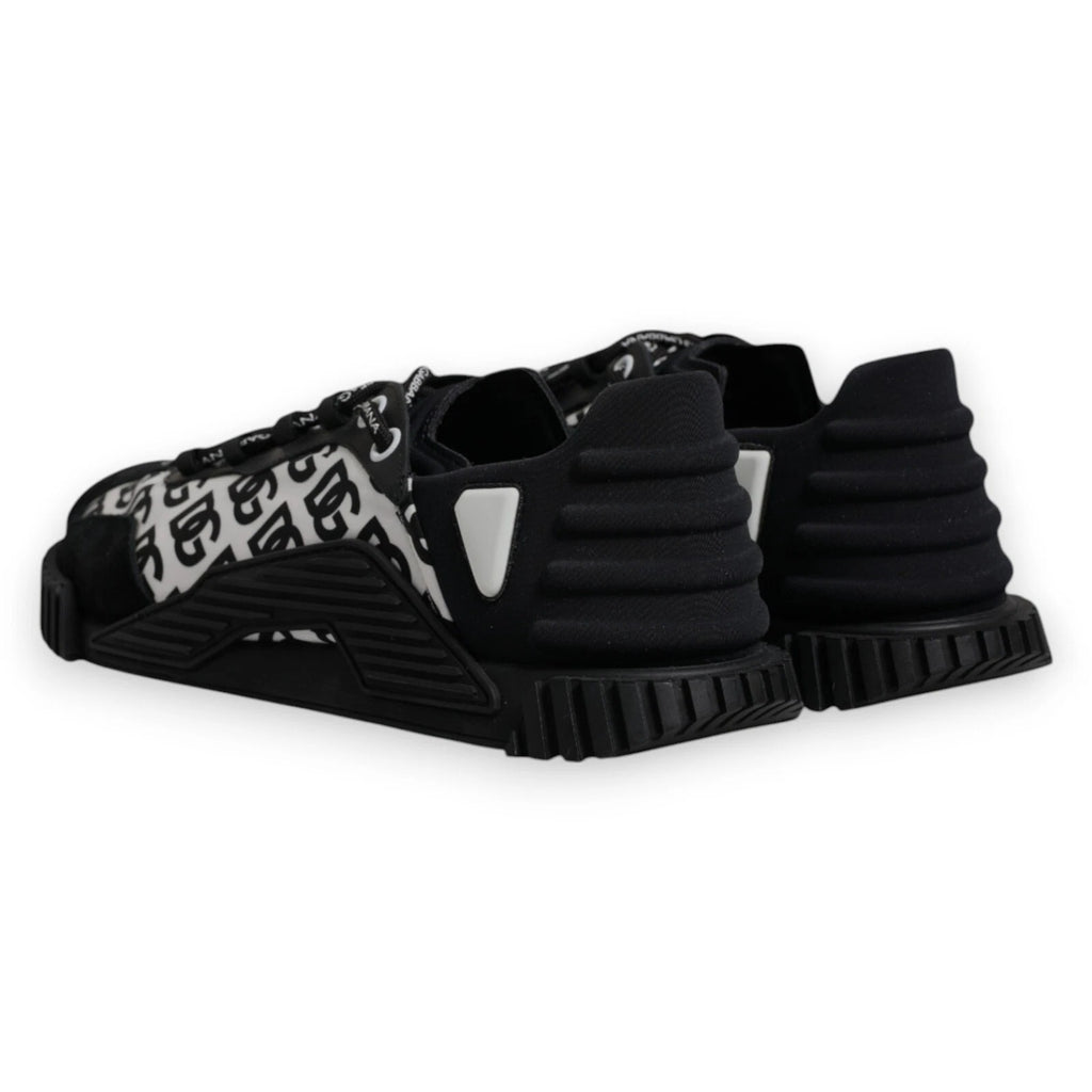 Chaussures basses noires Dolce & Gabbana NS1 avec logo en dentelle, lacets et design élégant.