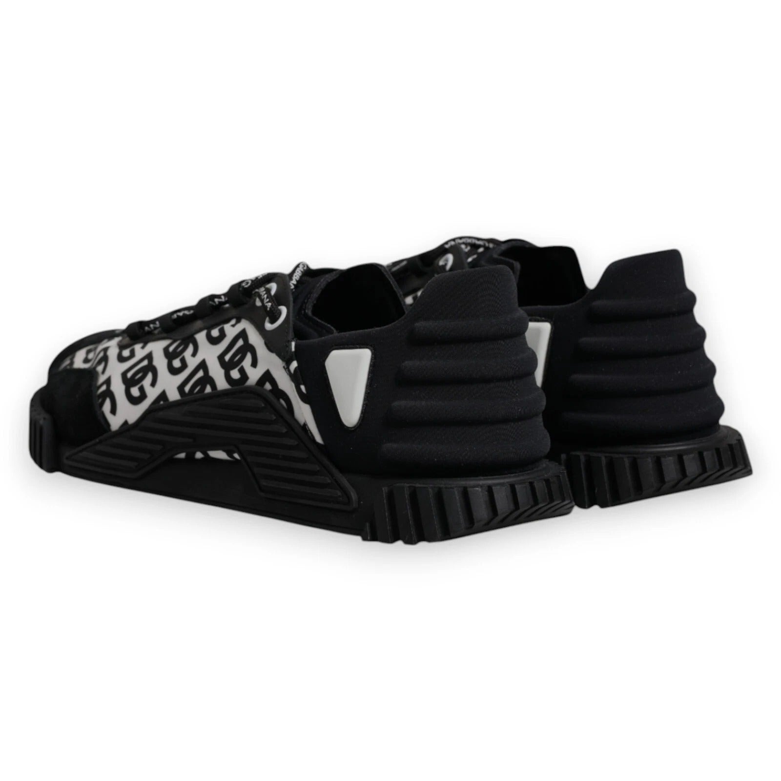 Chaussures basses noires Dolce & Gabbana NS1 avec logo en dentelle, lacets et design élégant.