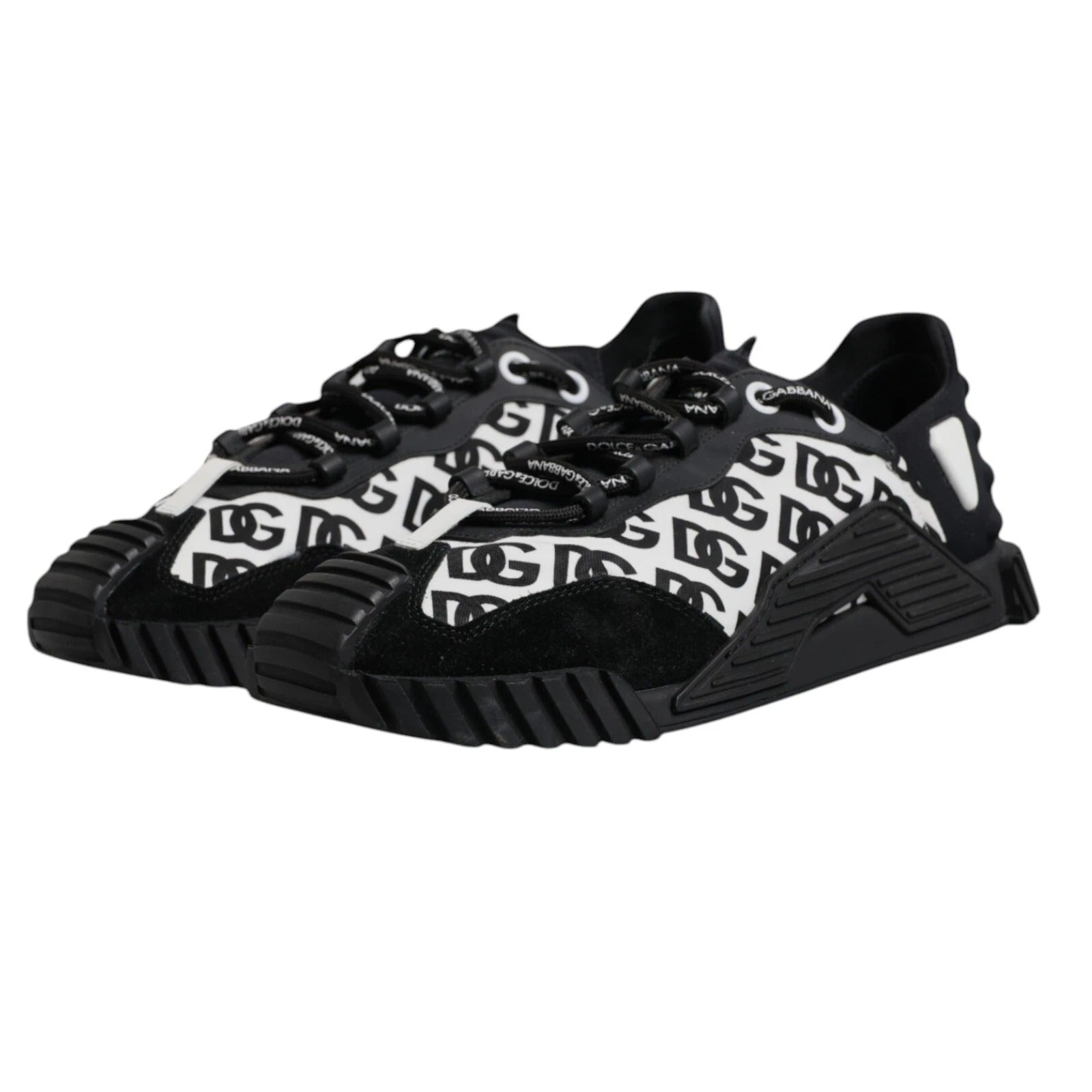 Chaussures basses Nike NS1 noires avec logo en dentelle, lacets, style décontracté et design moderne.