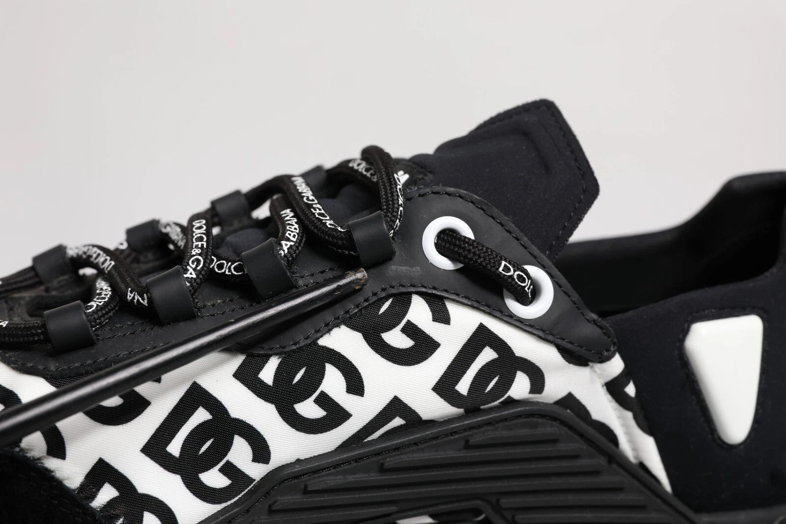Chaussures basses noires Dolce & Gabbana logo en dentelle et lacets, sneakers élégants pour homme.