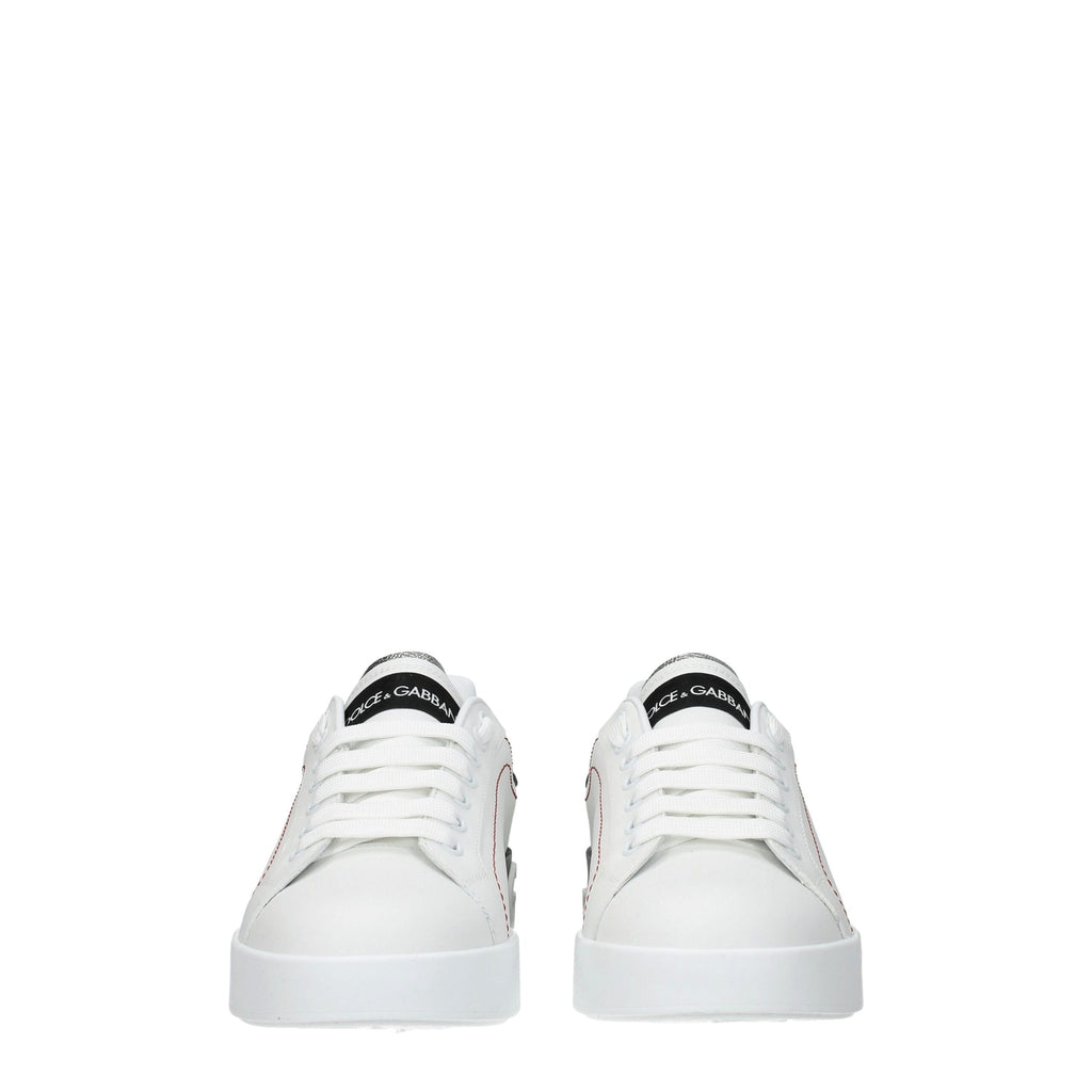 Chaussures basses en cuir blanc Dolce & Gabbana, sneakers décontractés, vue de face avec détails en cuir et semelle blanche.