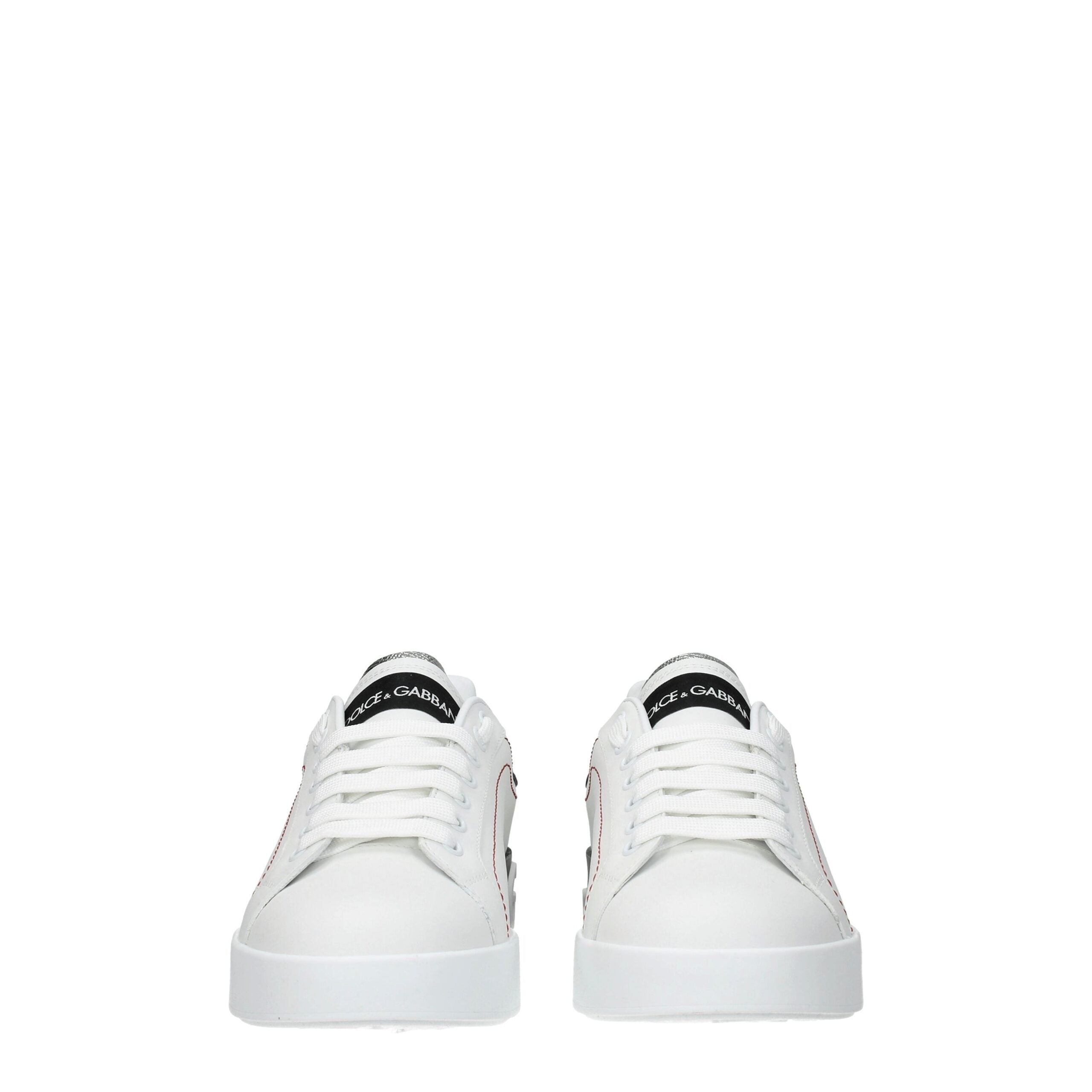Chaussures basses en cuir blanc Dolce & Gabbana, sneakers décontractés, vue de face avec détails en cuir et semelle blanche.