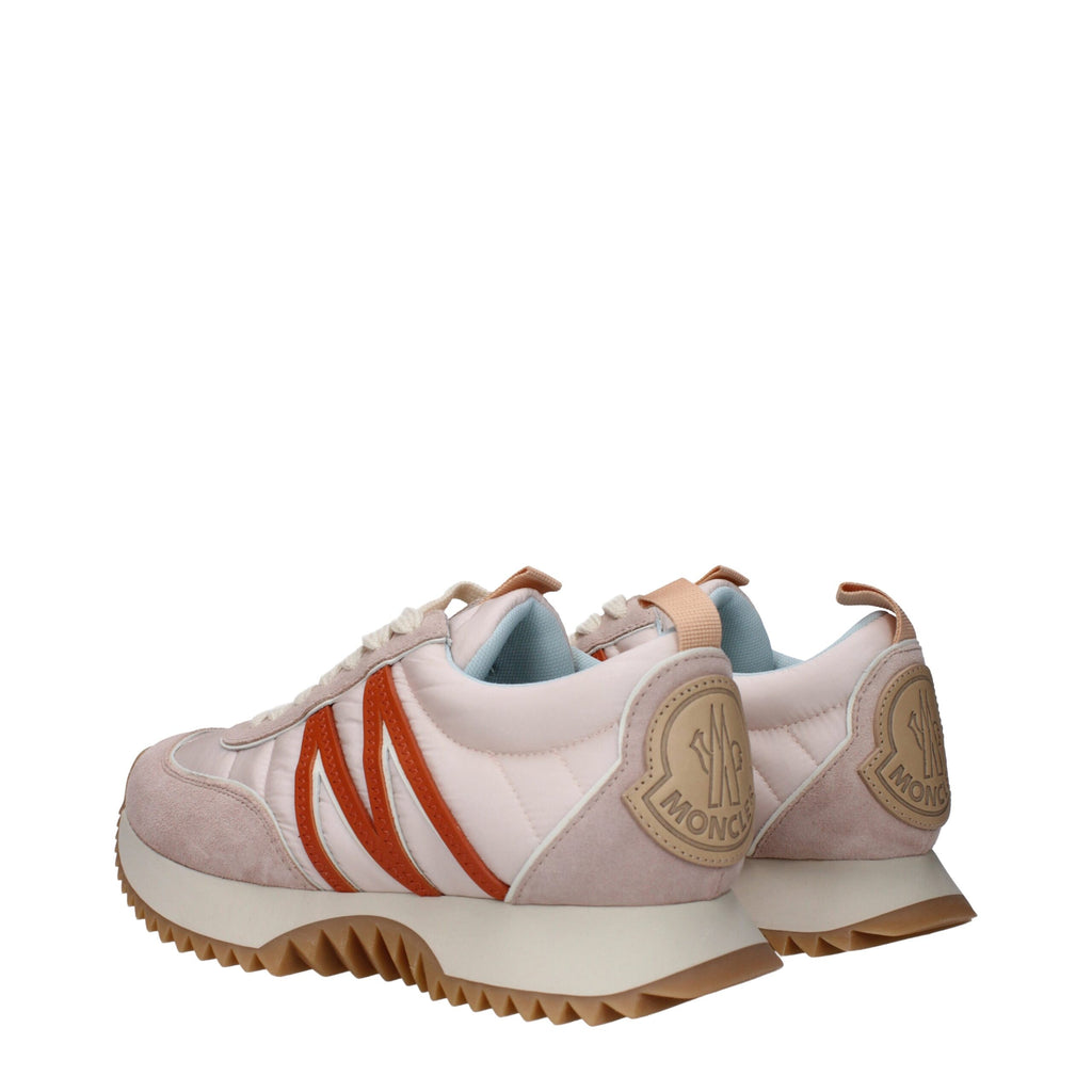 Baskets chunky en tissu rose de Moncler avec semelle épaisse et design moderne, vues de côté.