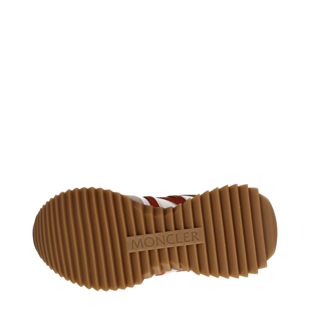 Sneakers chunky en tissu rose de la marque Moncler, détails modernes et design tendance visible sur l'image.