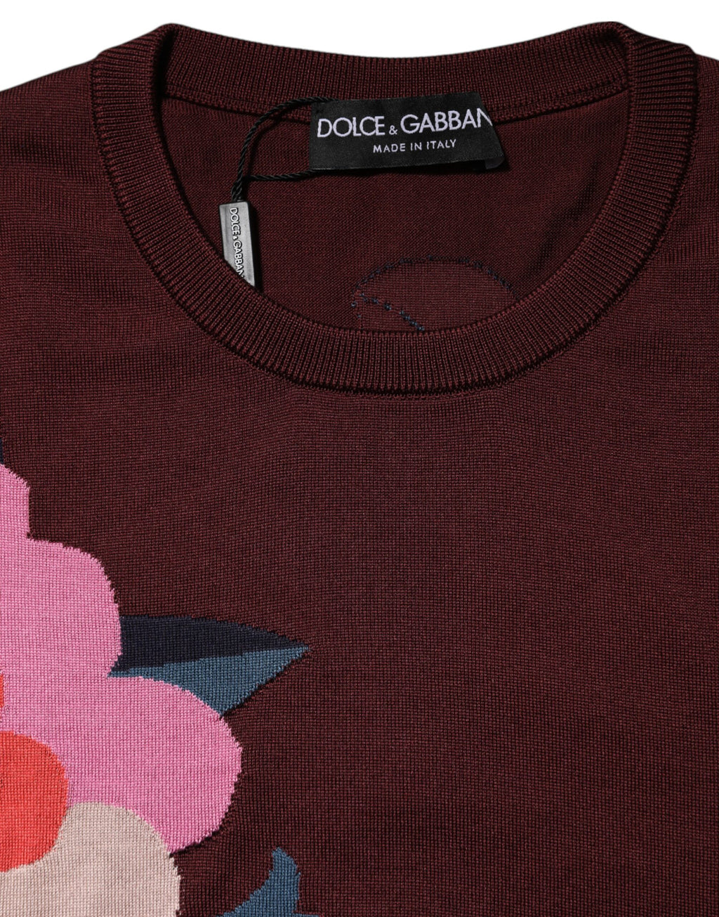 Blouse en soie bordeaux à fleurs Dolce & Gabbana avec col rond, détail floral élégant et coupe classique.