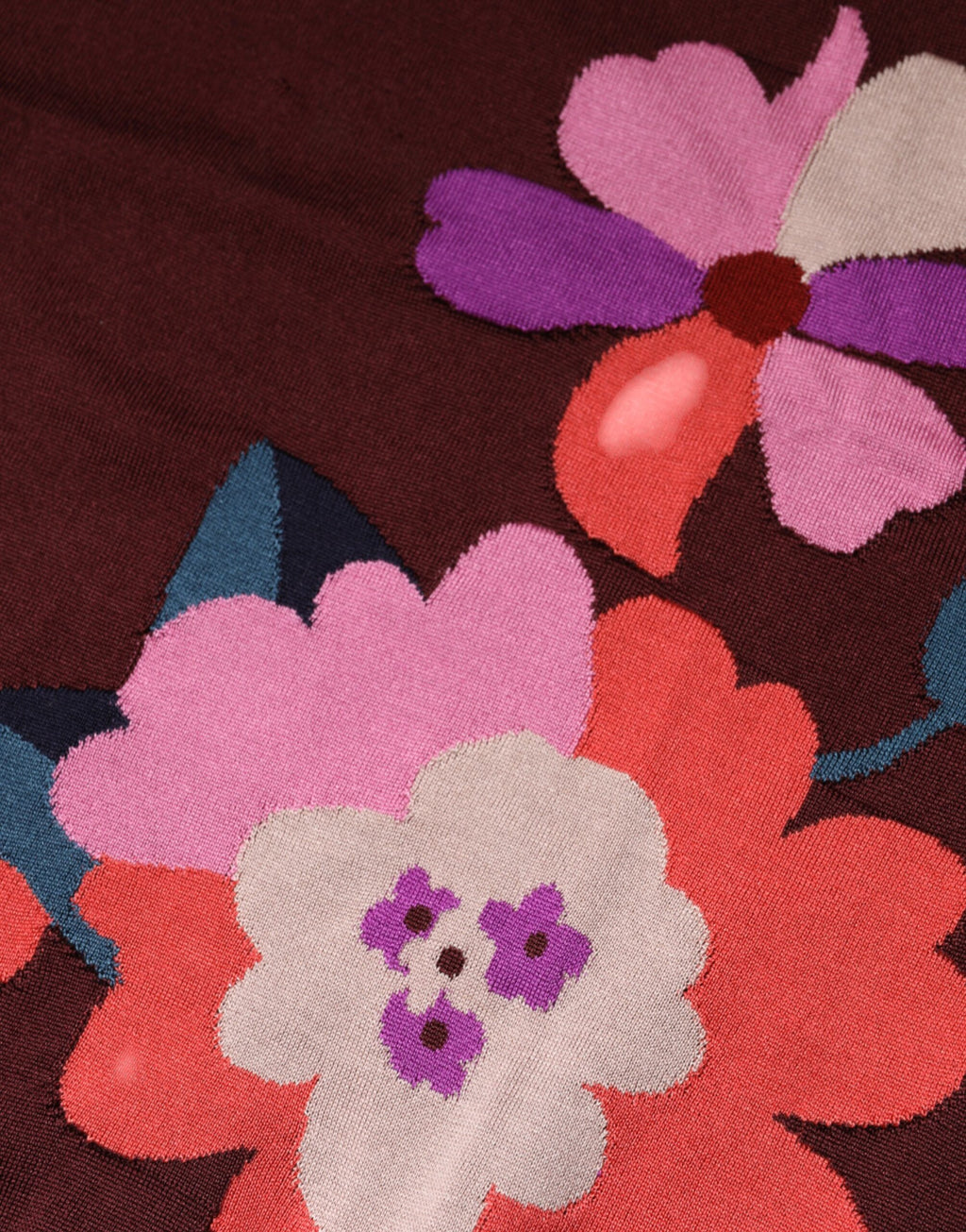 Blouse en soie rouge bivoine Dolce & Gabbana à motifs floraux, col rond, élégante et raffinée.