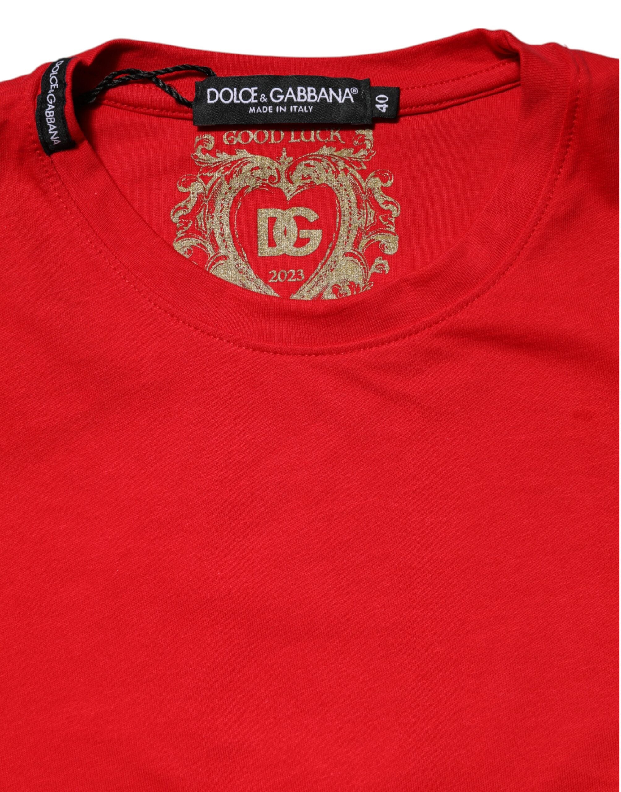 T-shirt rouge à col rond avec manches courtes de Dolce & Gabbana, tissu doux et ajusté, style élégant et moderne.