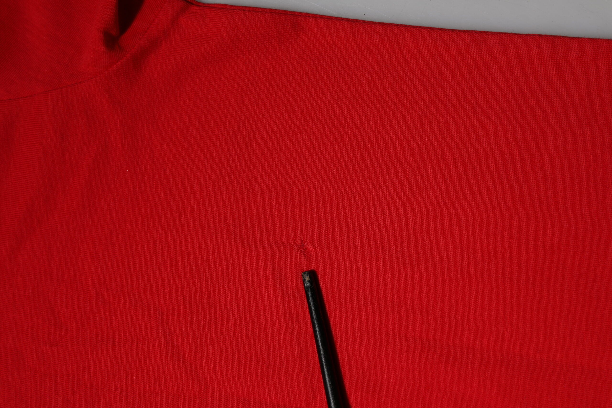 T-shirt rouge Dolce & Gabbana à col rond et manches courtes, vue de face, en tissu léger.