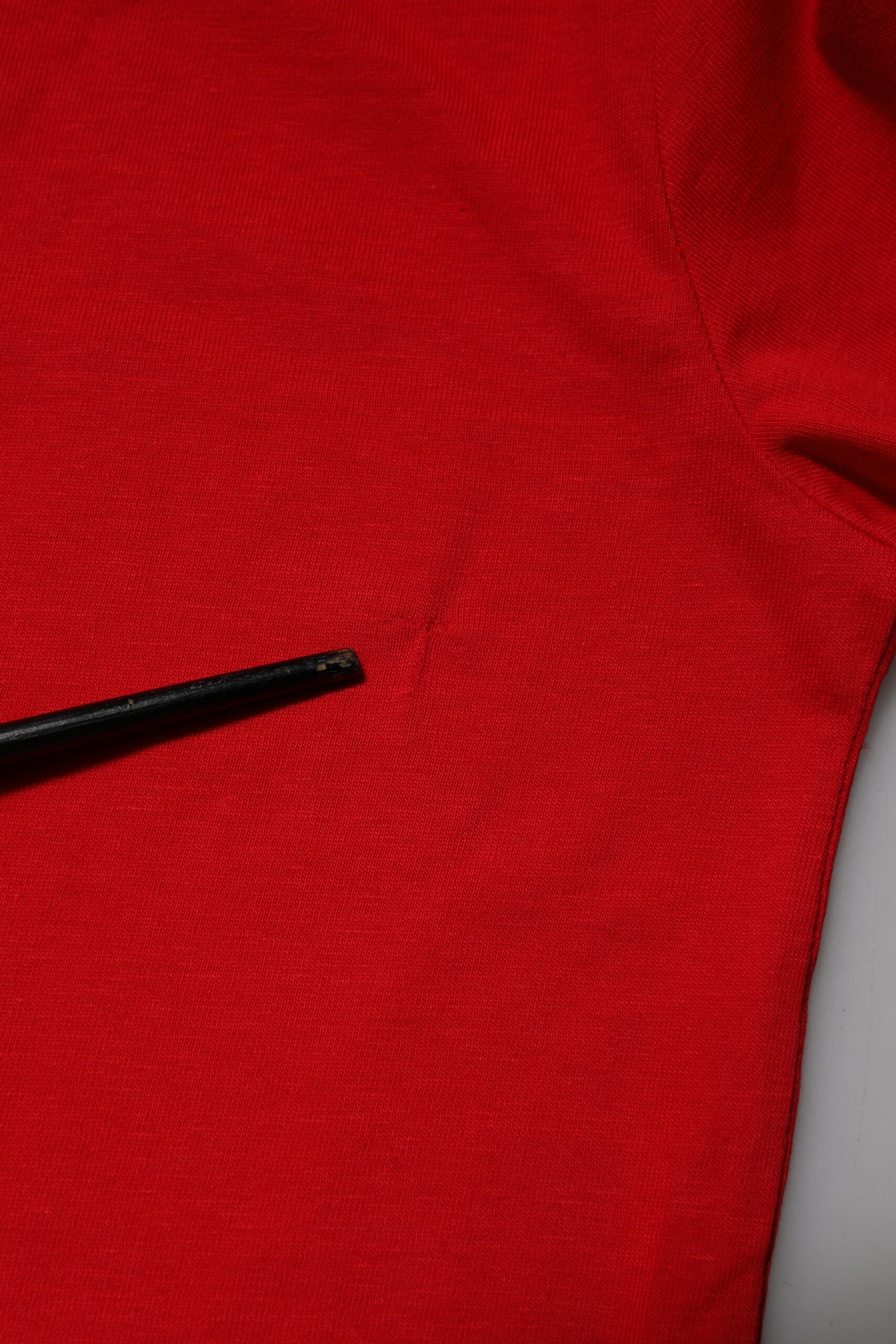 T-shirt à manches courtes en coton rouge Dolce & Gabbana, col rond, style décontracté et élégant.
