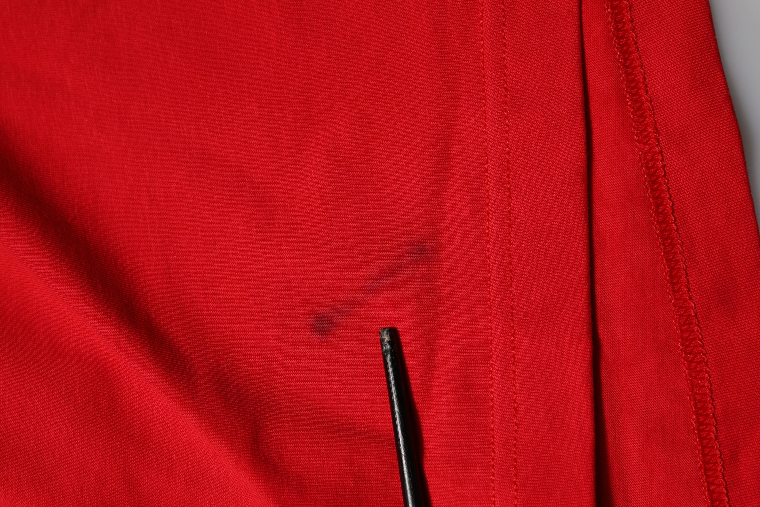 T-shirt rouge en coton Dolce & Gabbana à manches courtes et col rond, vue de face.